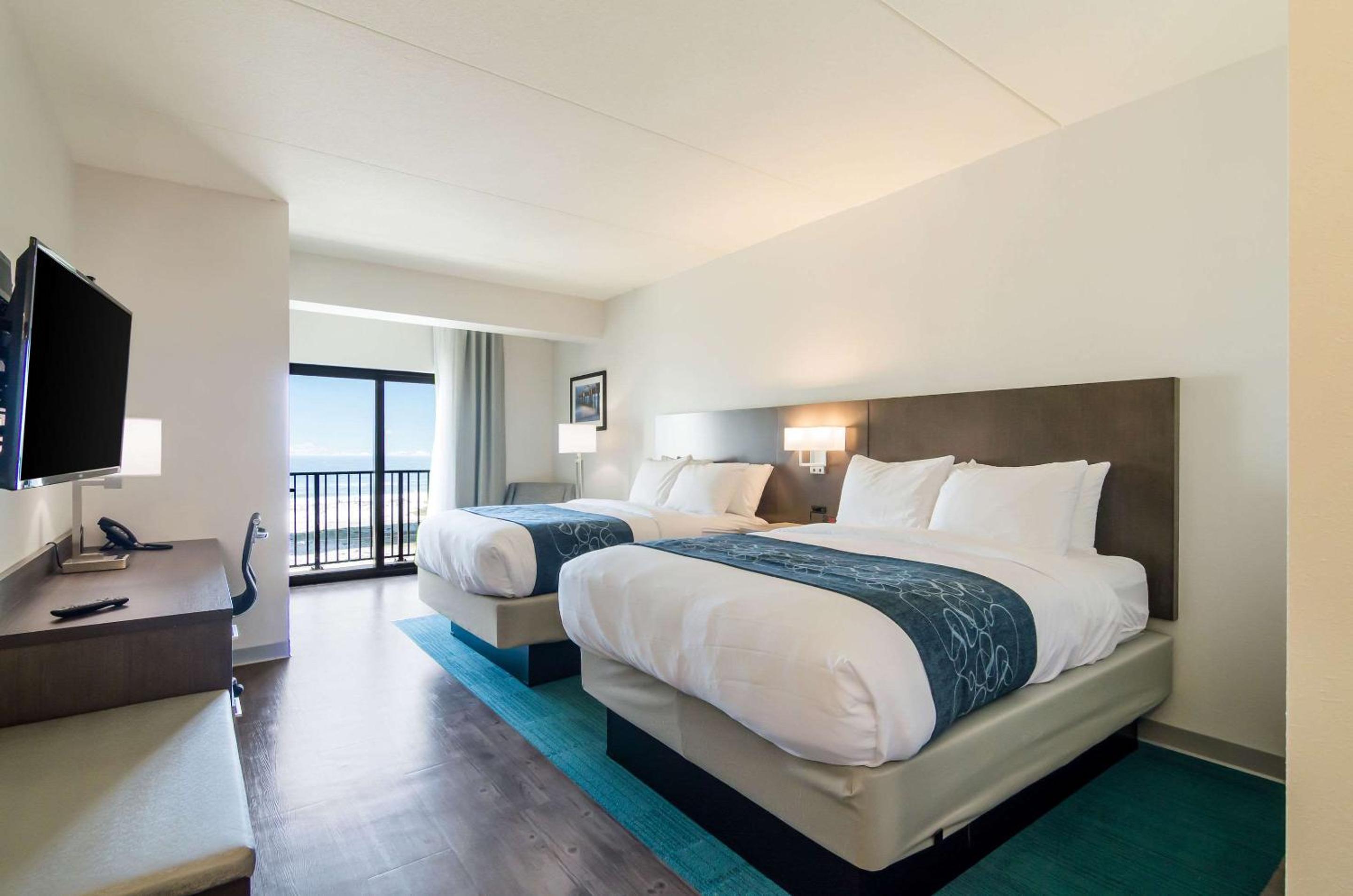 Standard Queen Room with Two Queen Beds - Photo 2