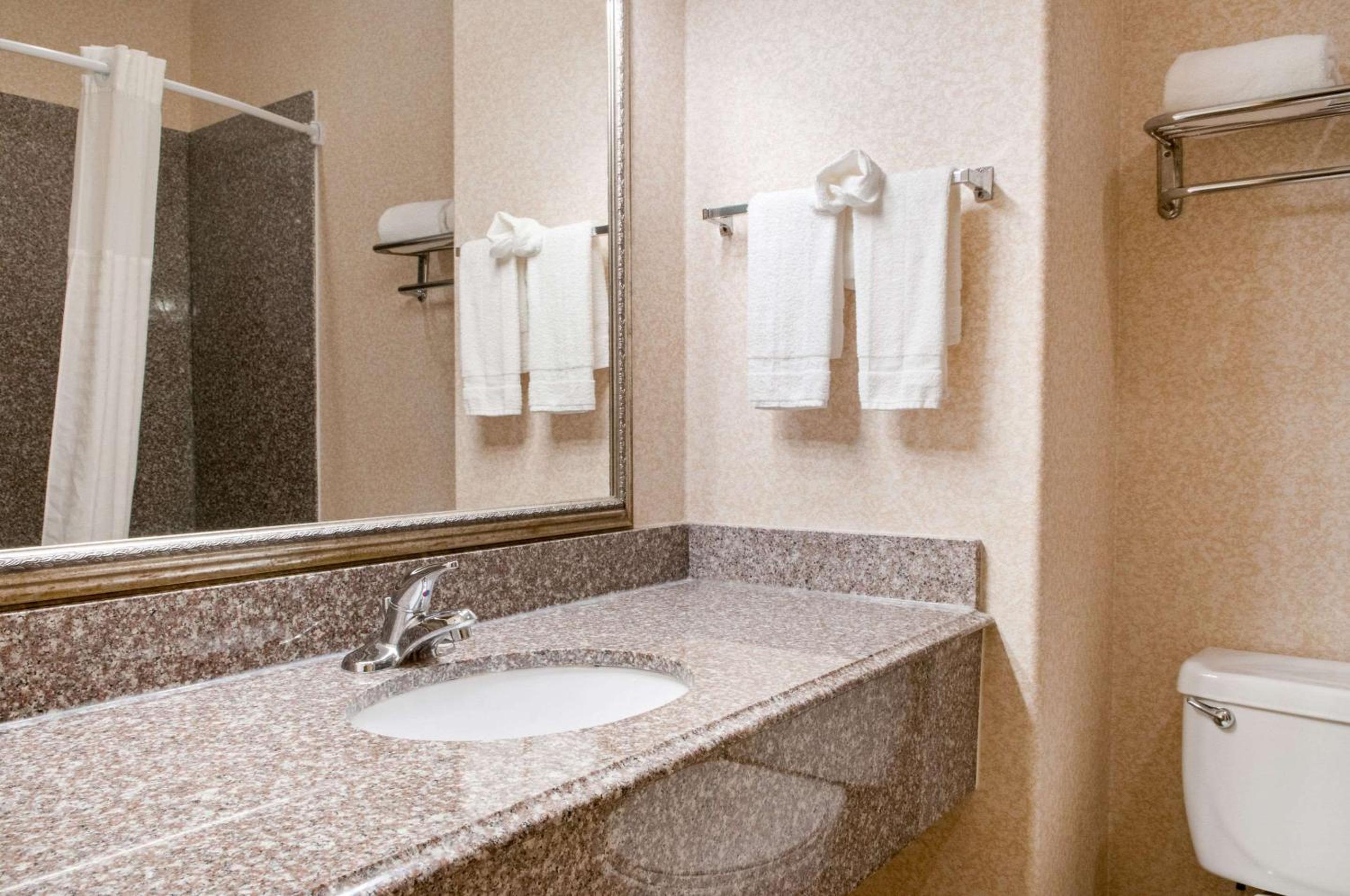 King Room - Non-Smoking - Photo 3