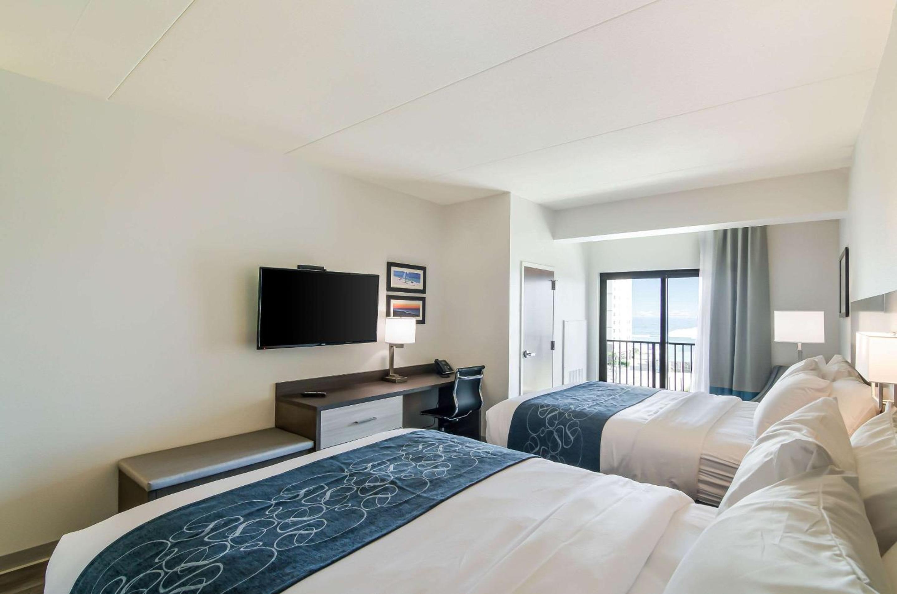 Standard Queen Room with Two Queen Beds - Photo 4