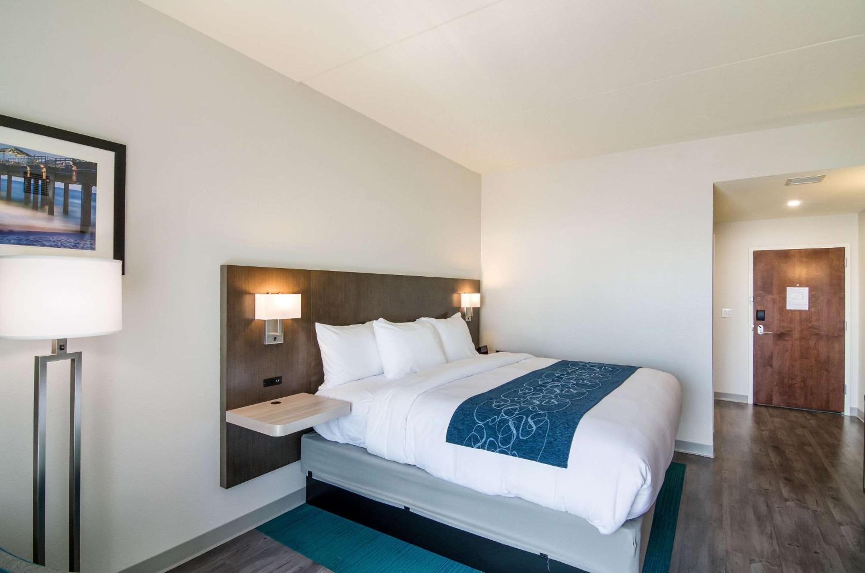 Standard King Room - Non-Smoking  - Photo 6