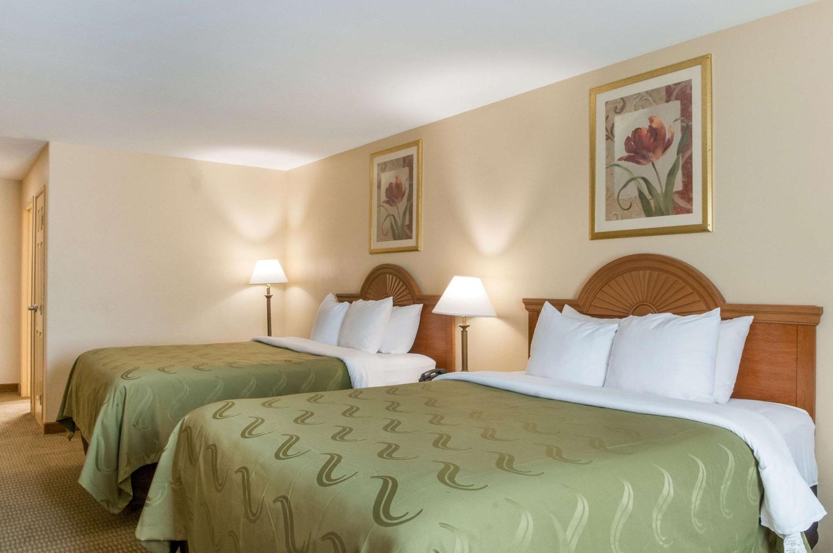 Queen Room with Two Queen Beds - Non-Smoking - Photo 8