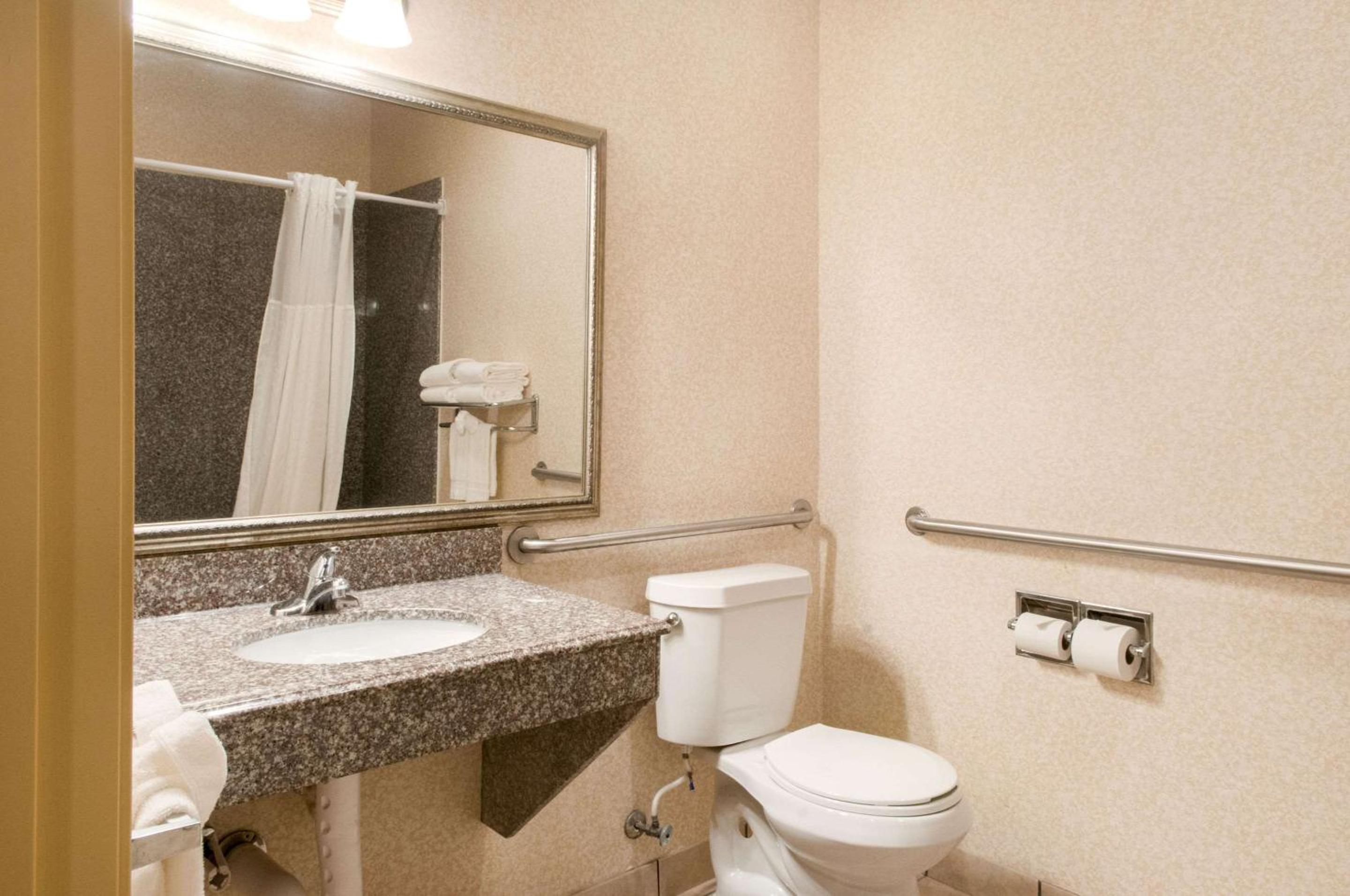 2 Queen Beds, Nonsmoking, Accessible with Interior Hall - Photo 7