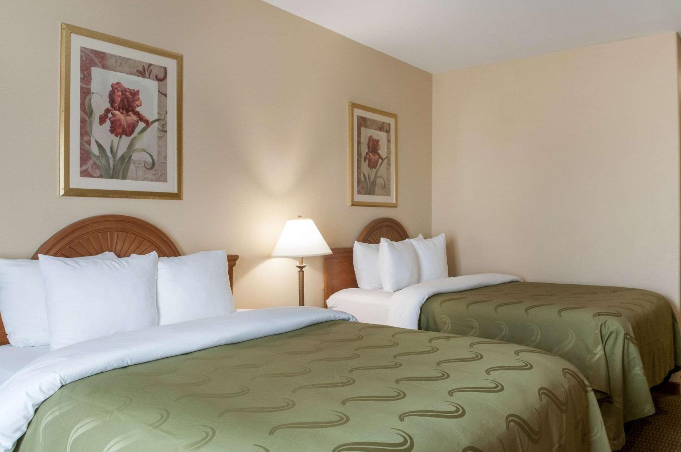 Queen Room with Two Queen Beds - Non-Smoking - Photo 9