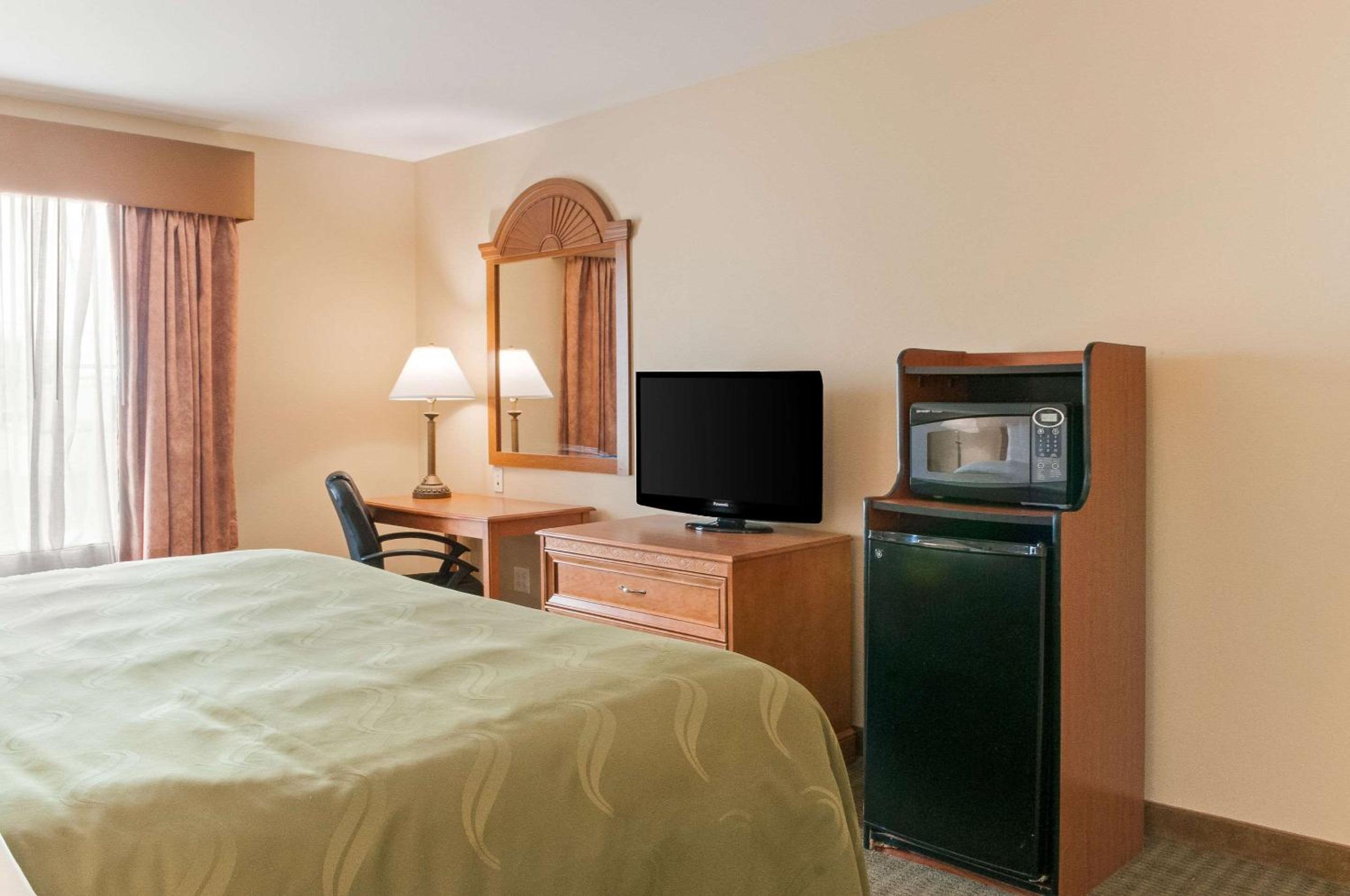 King Room - Non-Smoking - Photo 2