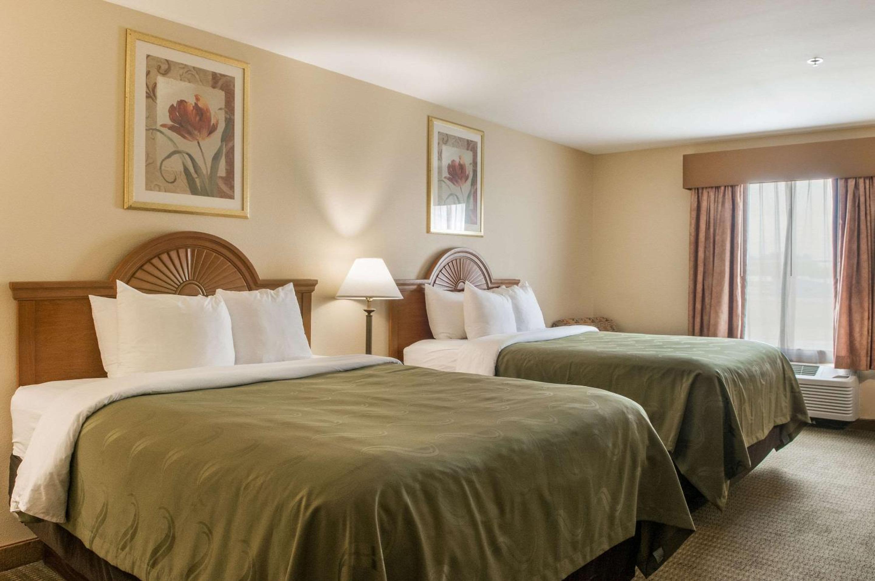 Queen Room with Two Queen Beds - Non-Smoking - Photo 10