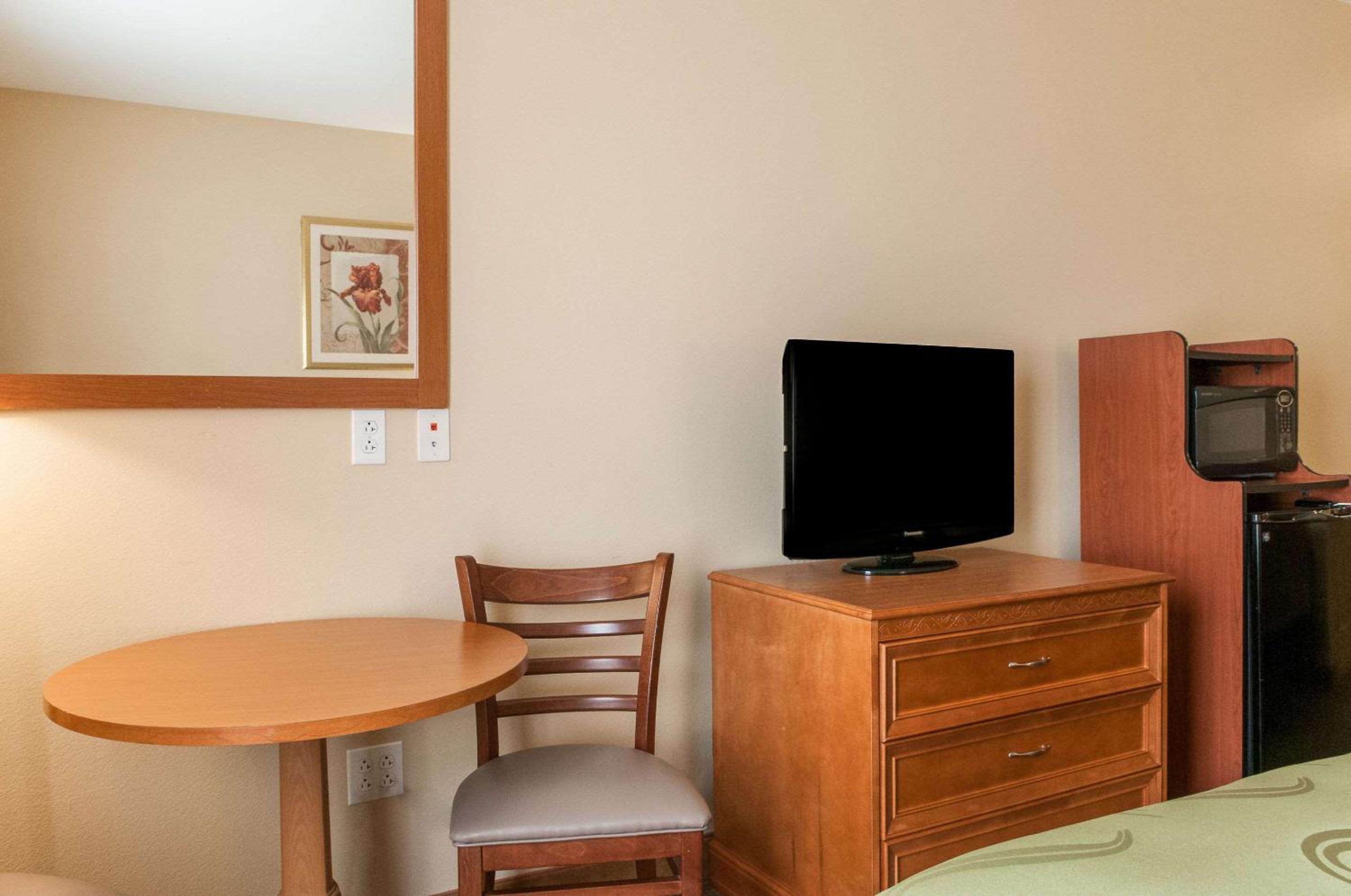 King Room - Non-Smoking - Photo 5