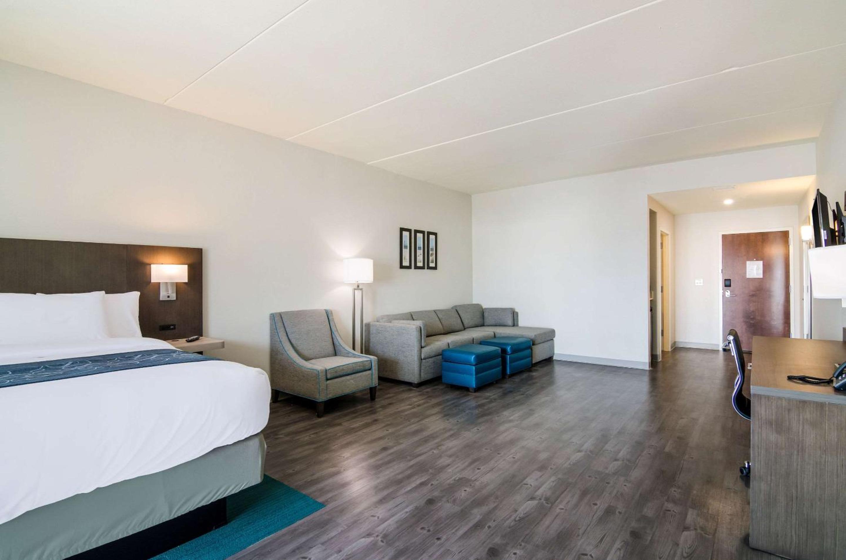 King Suite with Two King Beds- Non-Smoking photo 3