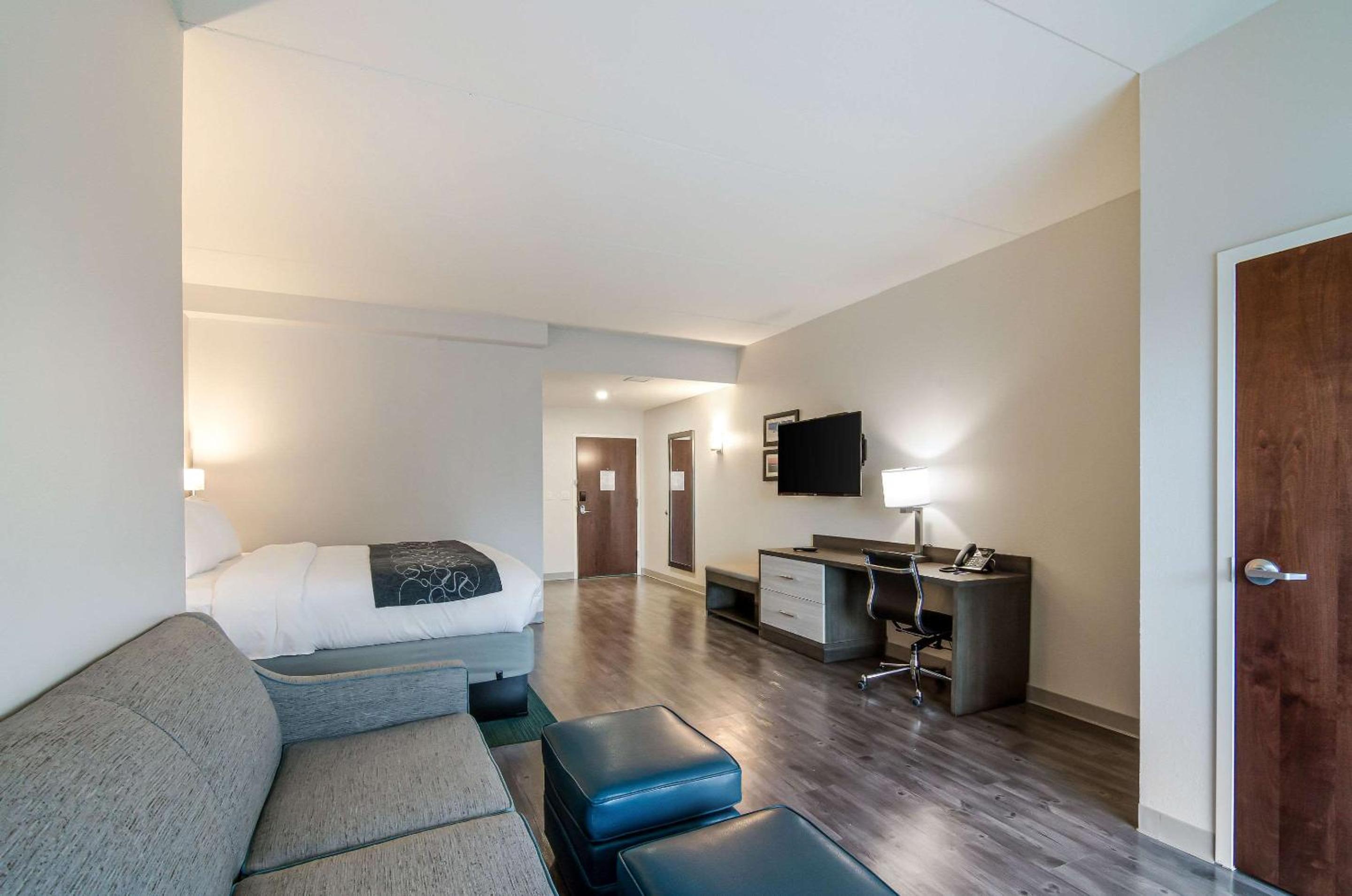 King Suite - Non-Smoking - Photo 3