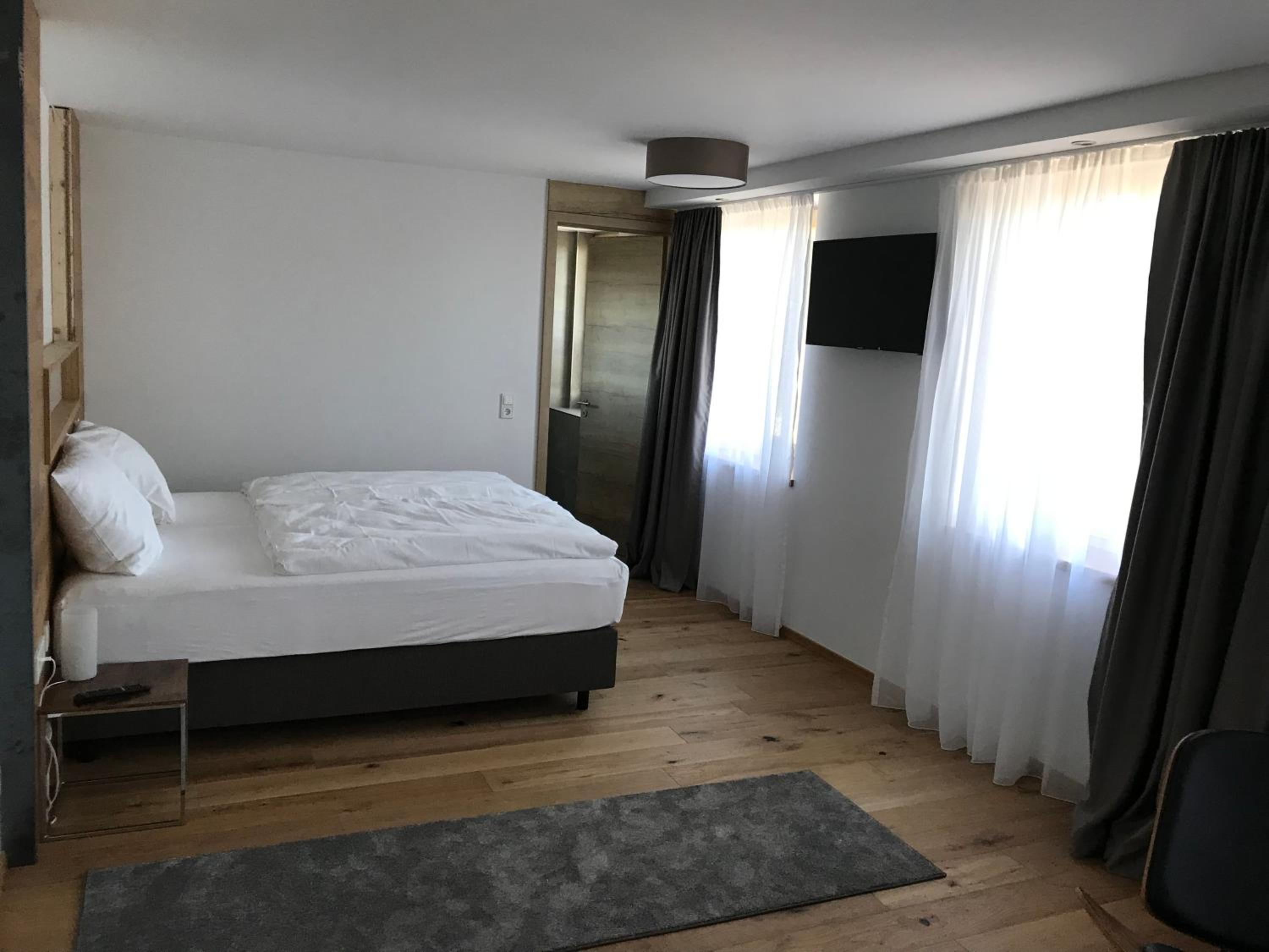 Deluxe Double Room (2 Adults + 1 Child) photo 3