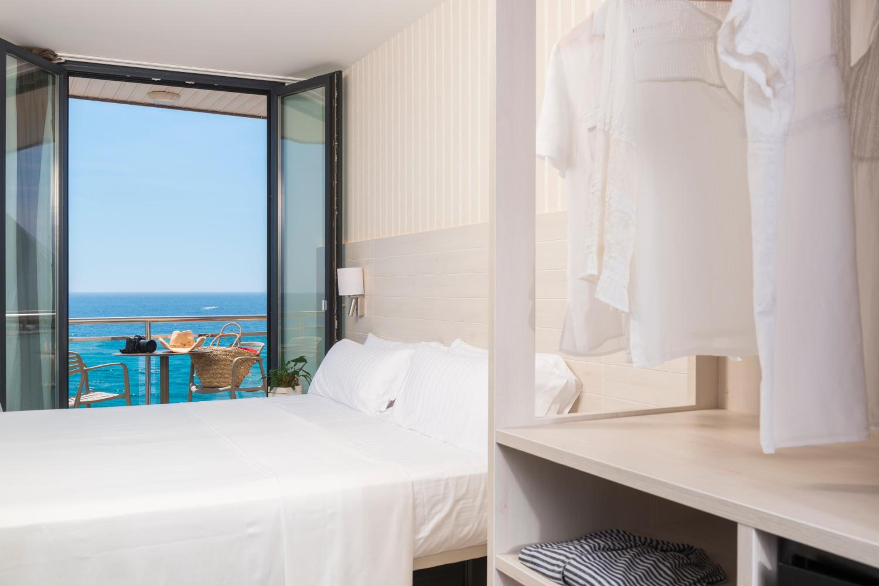Double Room with Balcony and Sea View - Photo 3