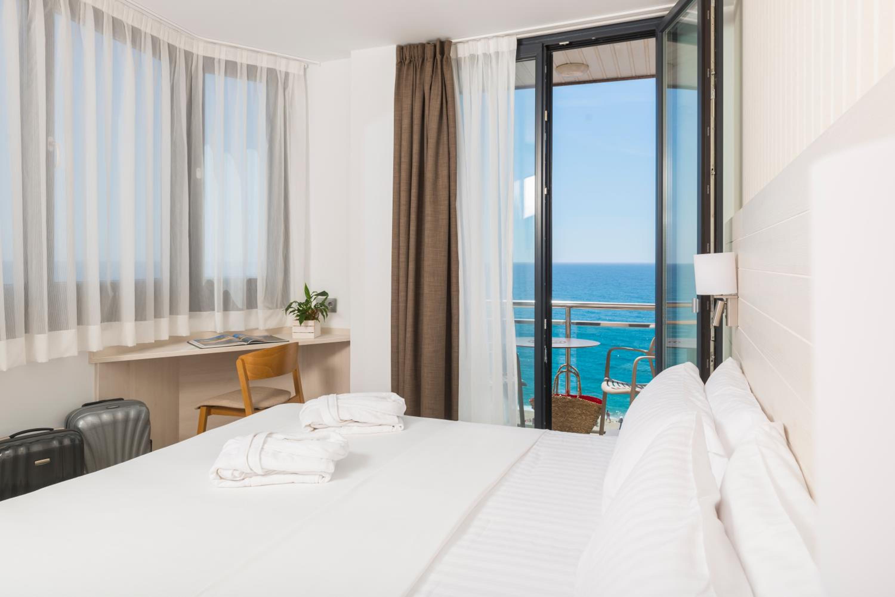 Triple Room with Sea View (2 Adults + 1 Child until 12 years) thumbnail 6