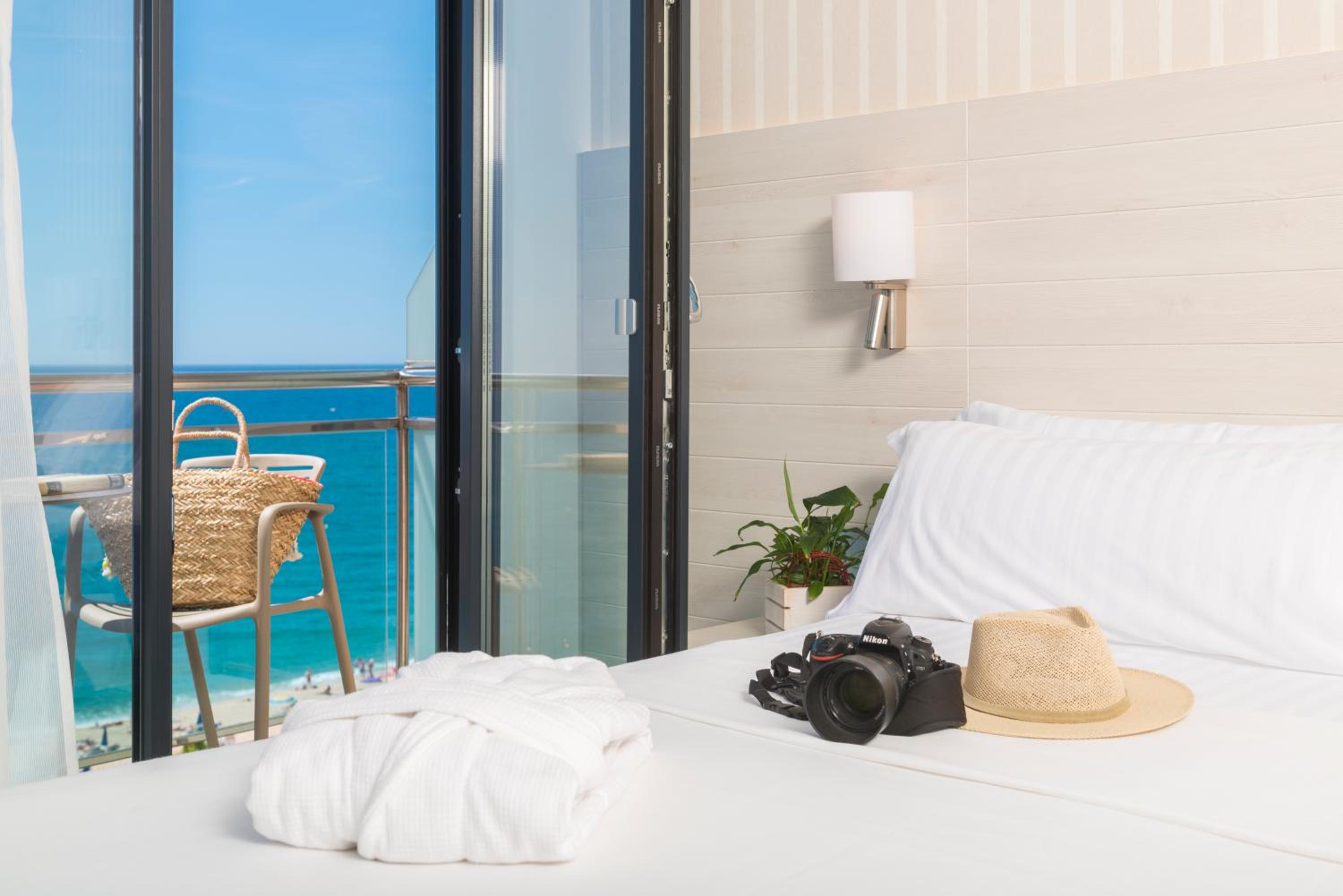 Double Room with Balcony and Sea View - Photo 1