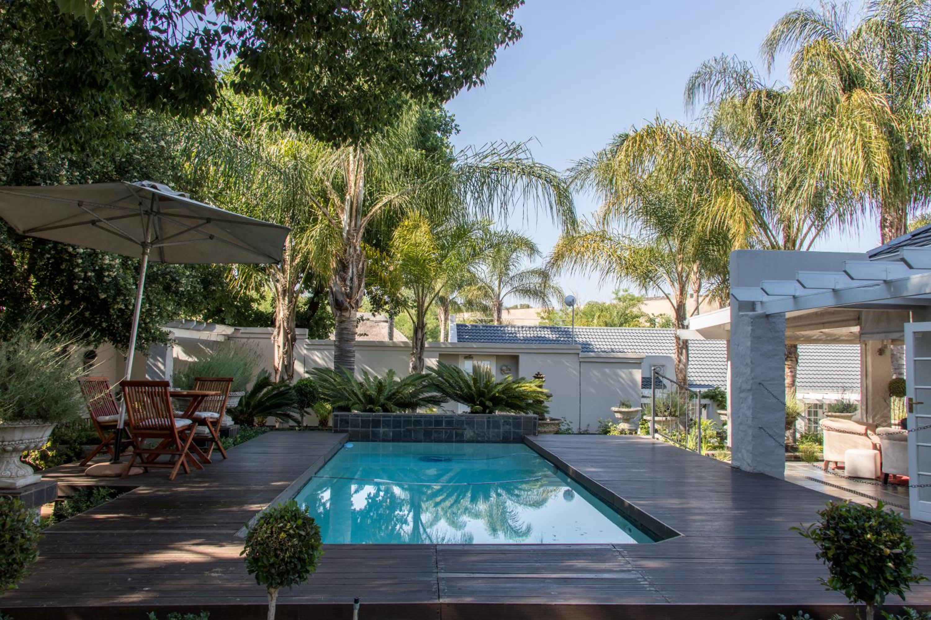 Queen Room with Pool View - Photo 16