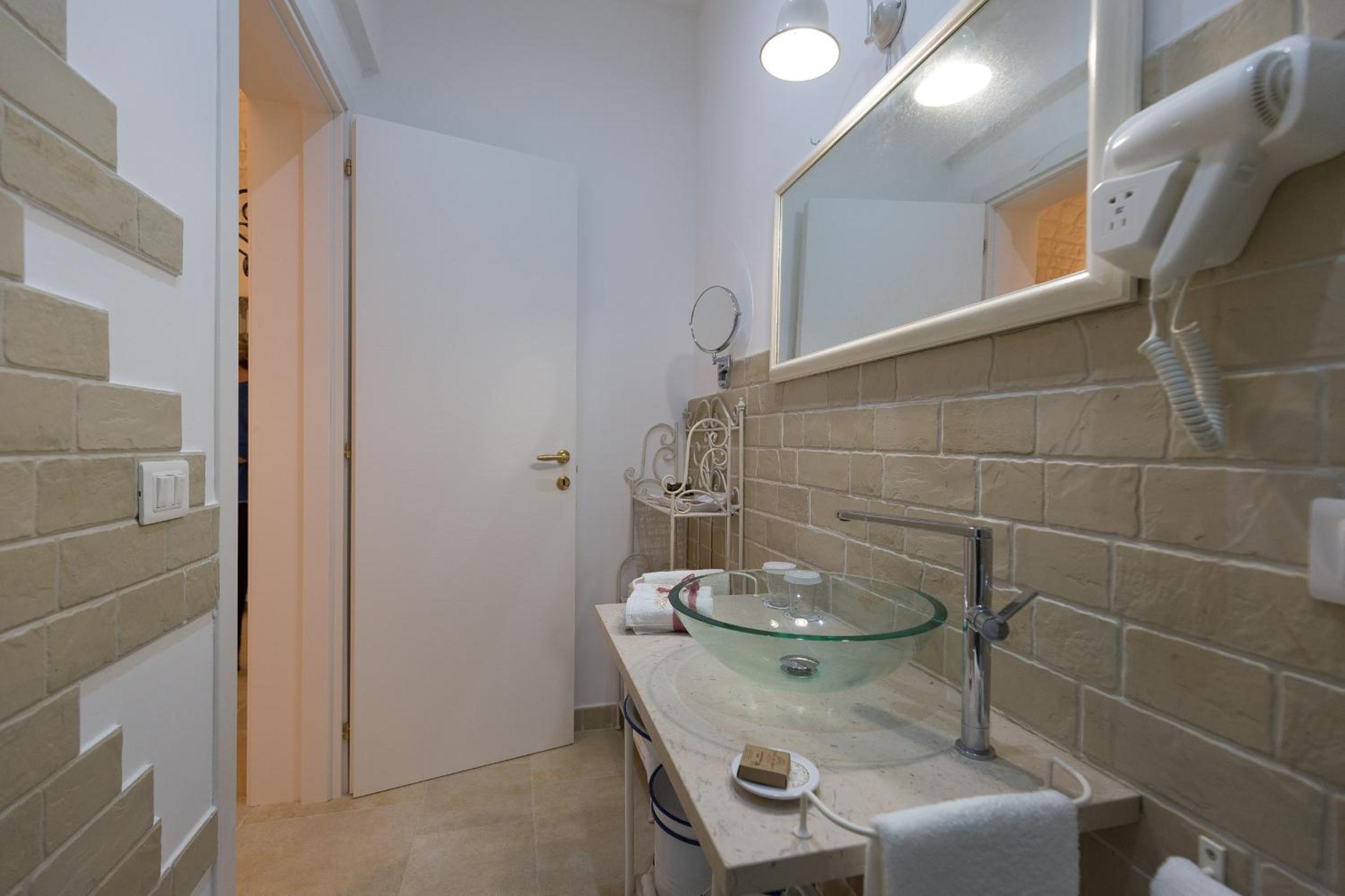 Deluxe Double Room - Photo 11