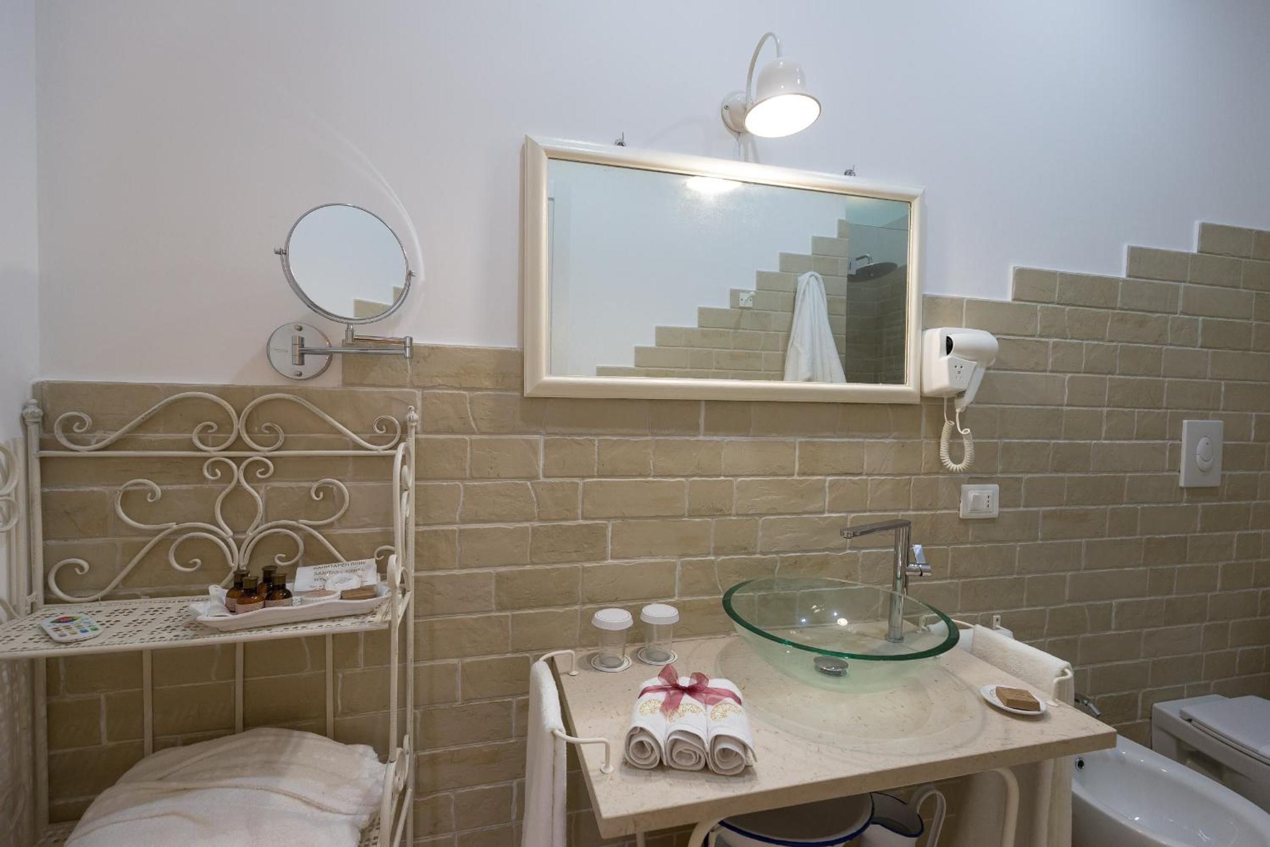 Deluxe Double Room - Photo 12