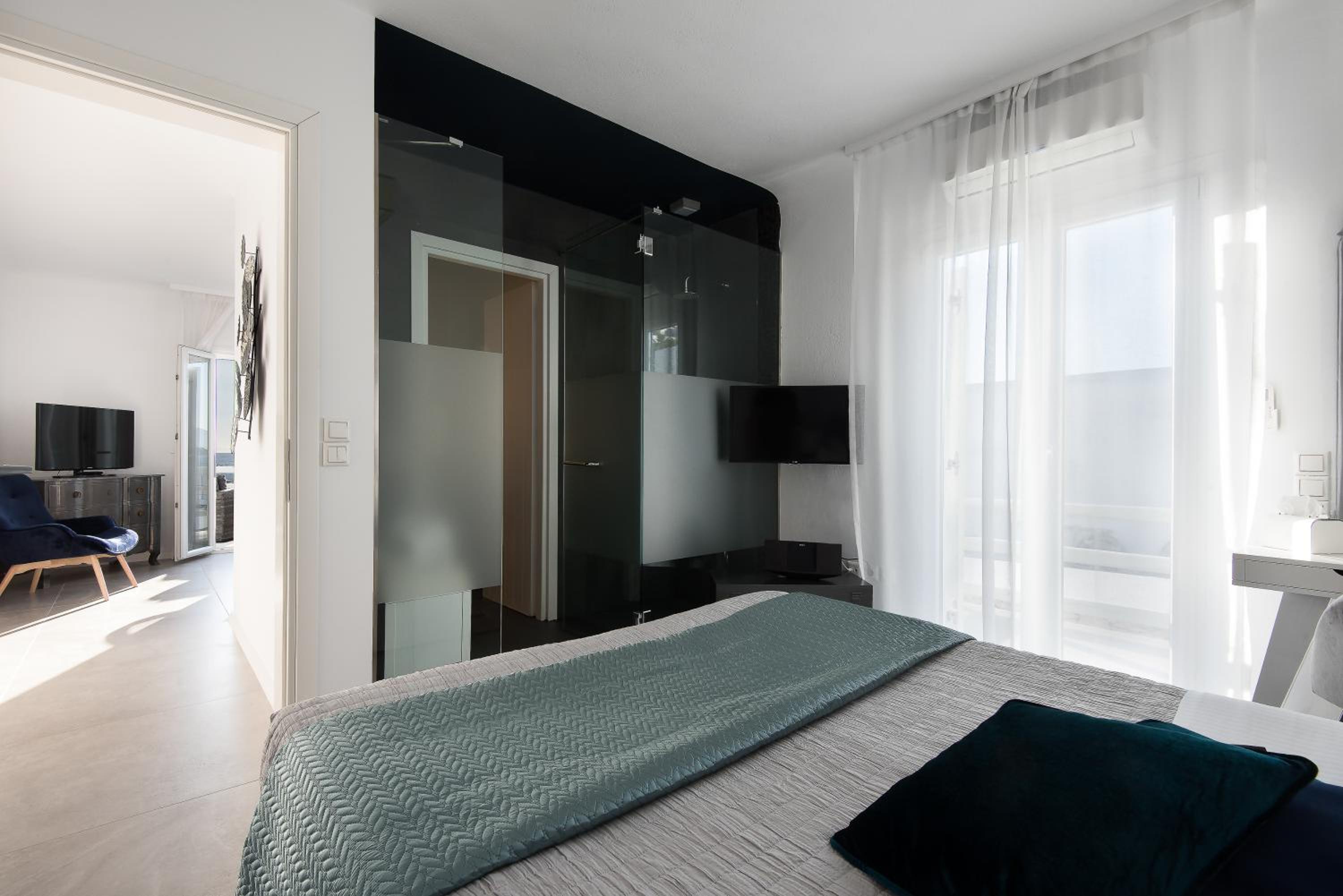 Riva Suite Sea View with Outdoor Hot Tub - Photo 5