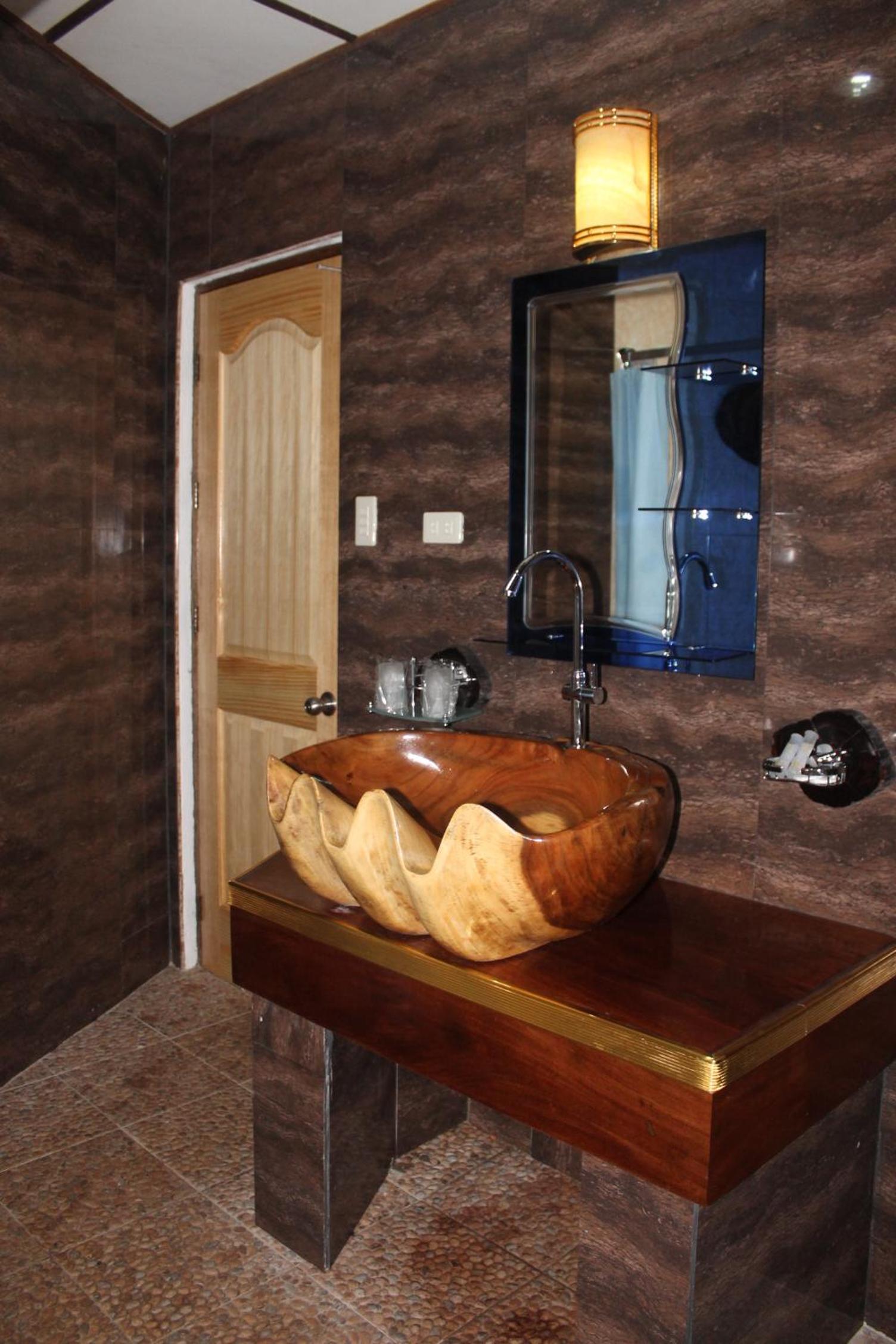 Queen Room photo 2