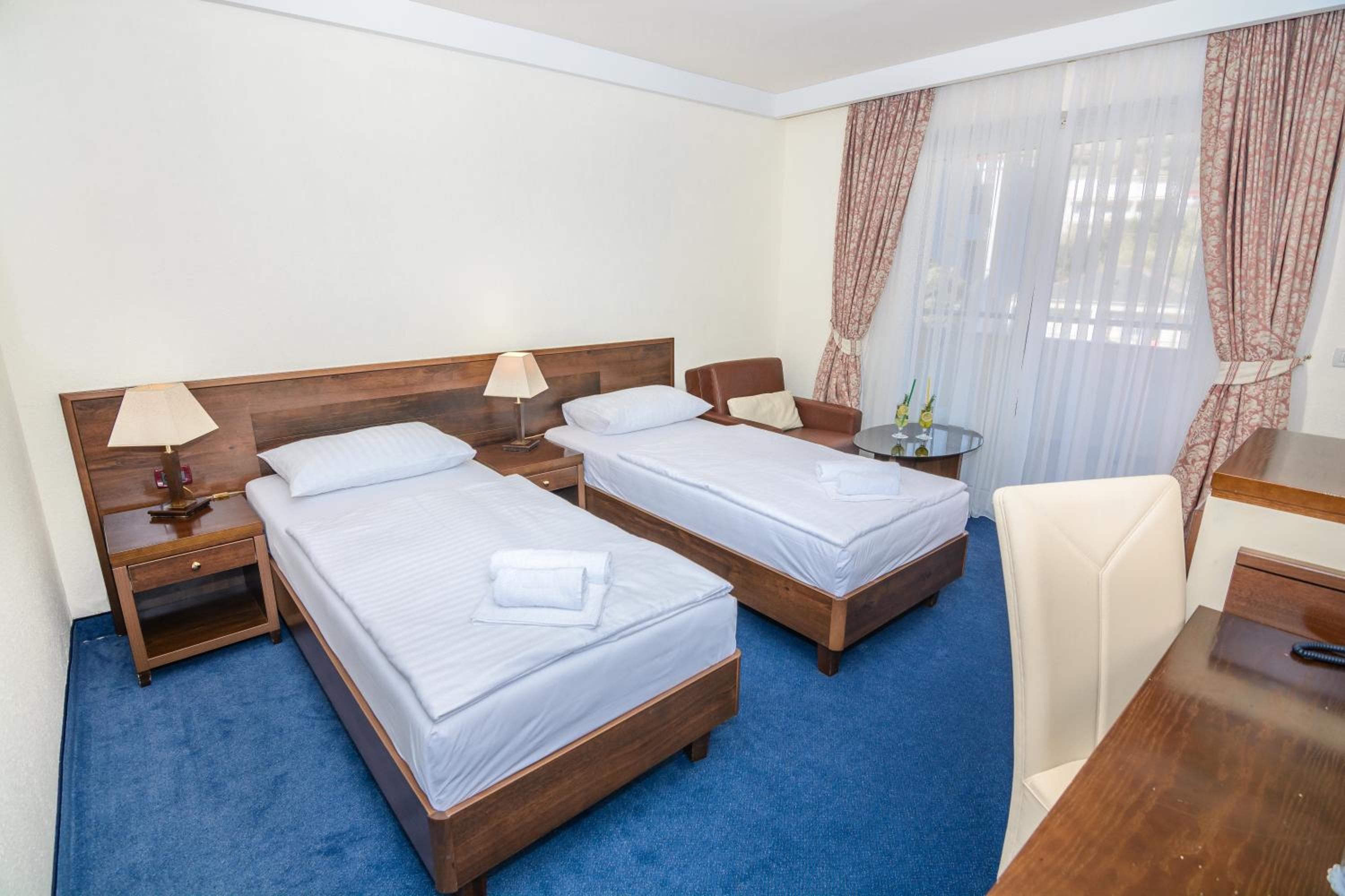 Standard Room with Balcony and Park View - Photo 3