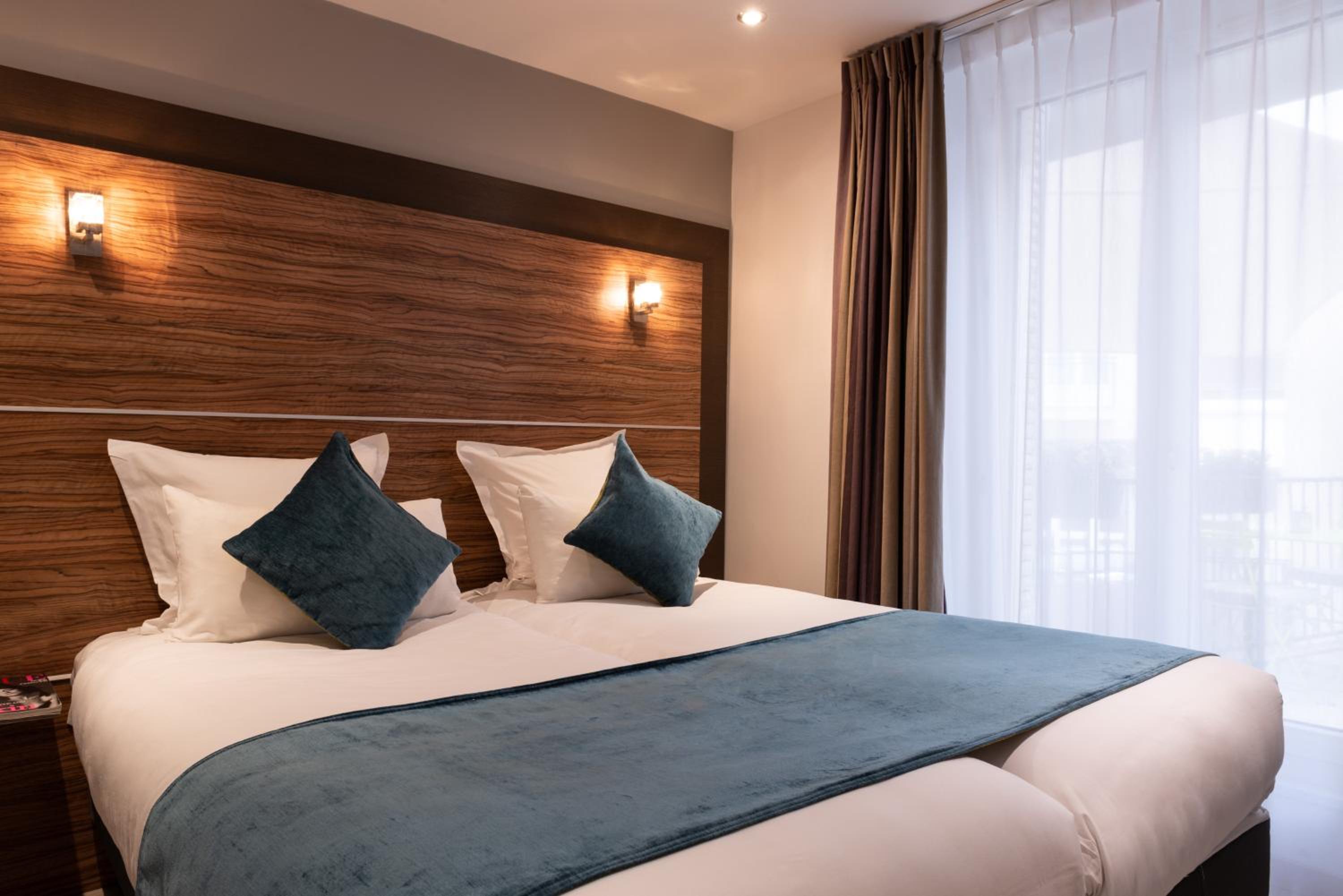 Standard Twin Room thumbnail 5
