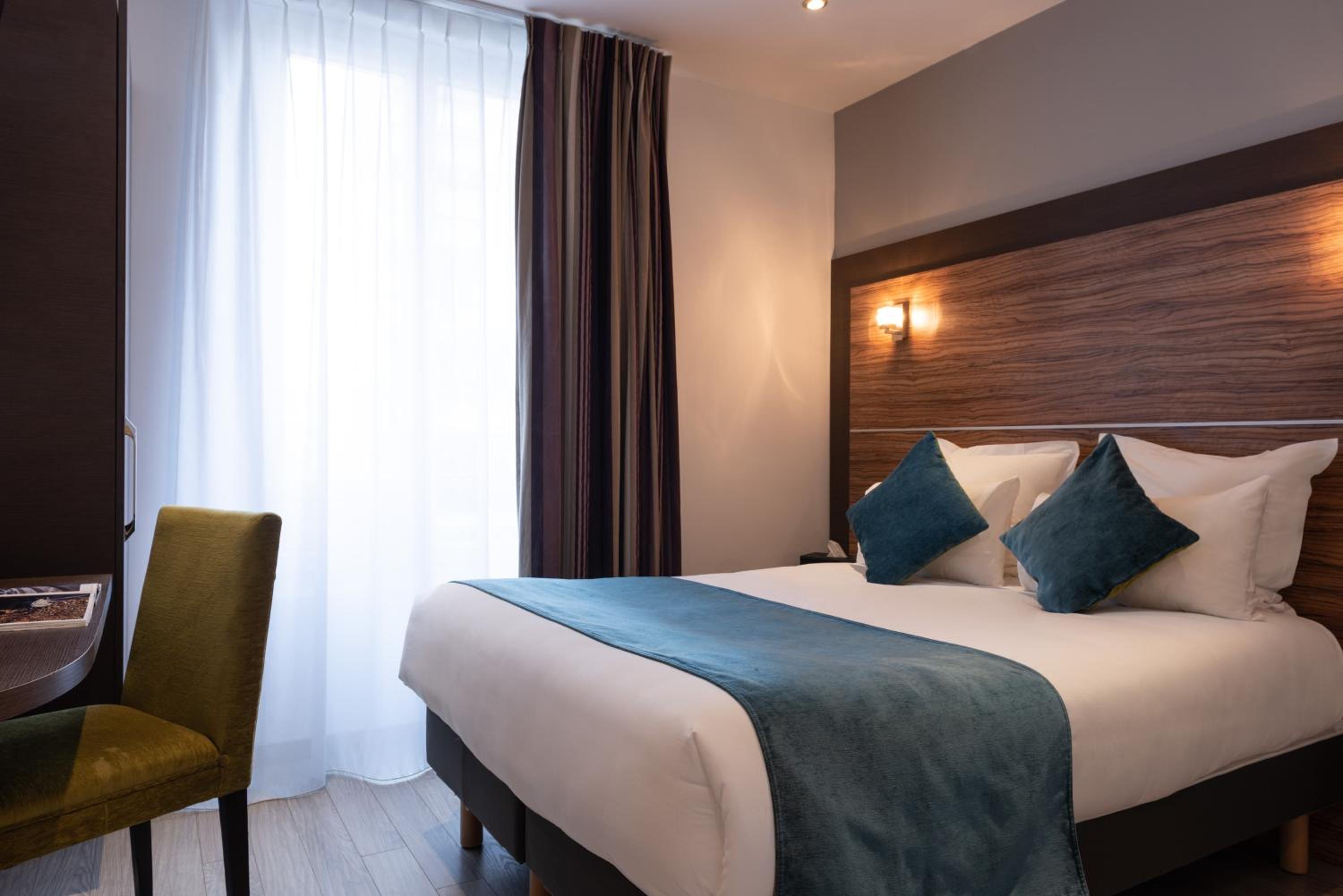 Standard Double Room thumbnail 5