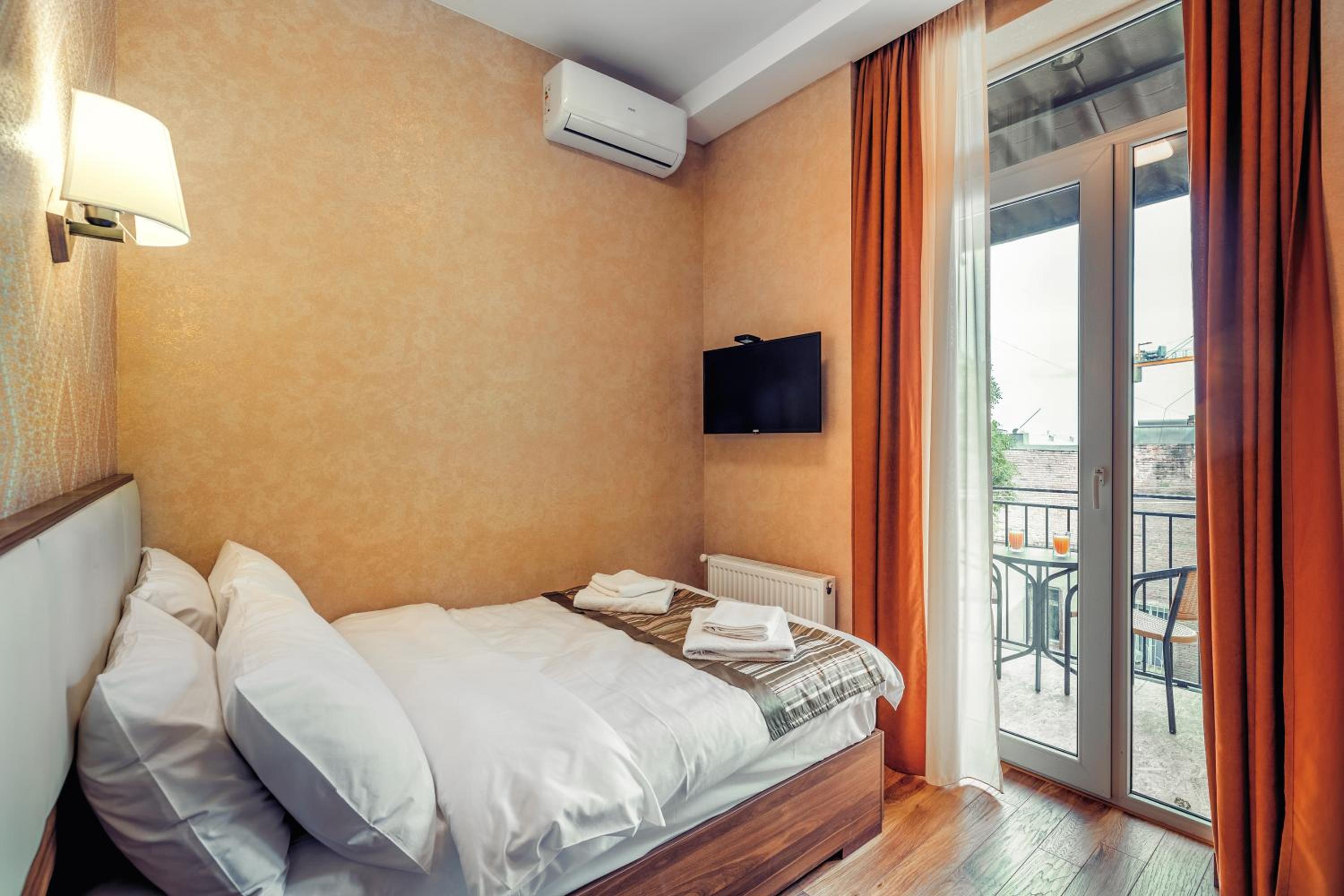 Double Room with Balcony - Photo 1