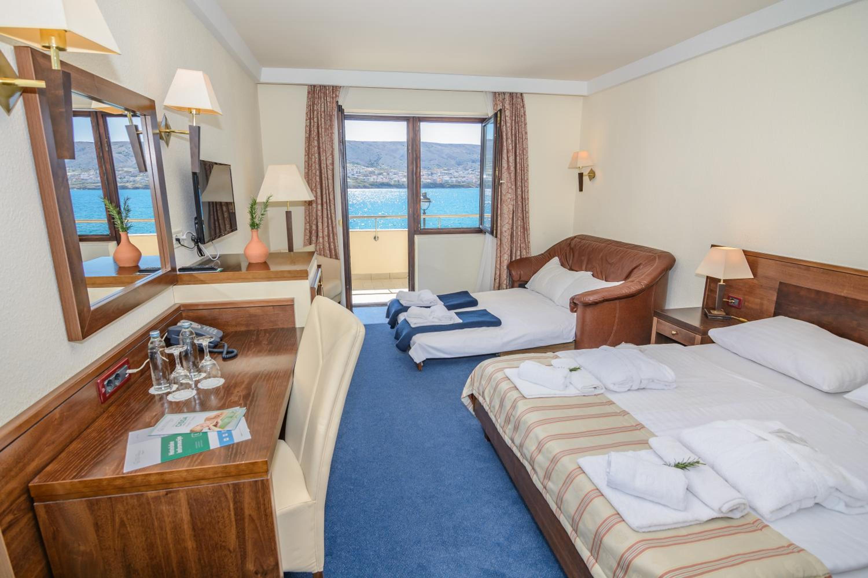 Family Room with Balcony and Sea View - Photo 2