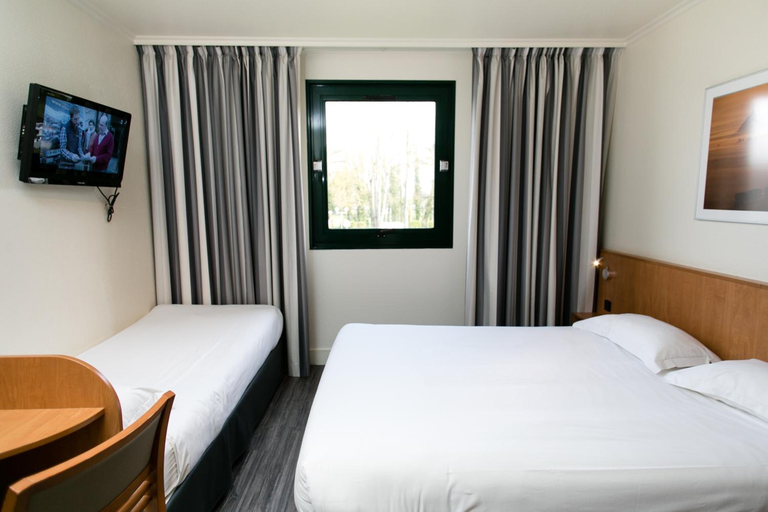 Triple Room (1 Double Bed + 1 Single Bed) - Photo 13
