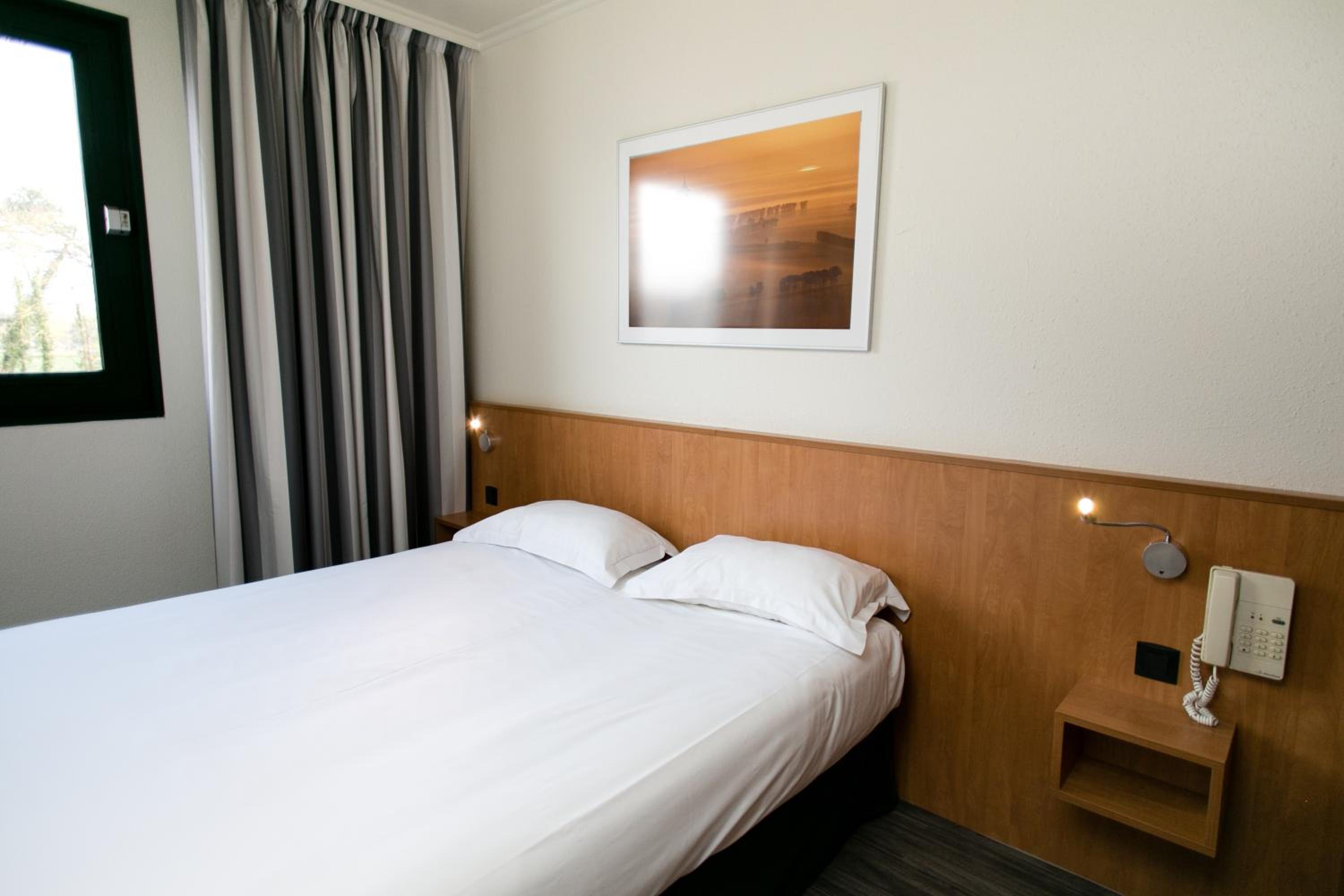 Triple Room (1 Double Bed + 1 Single Bed) - Photo 10