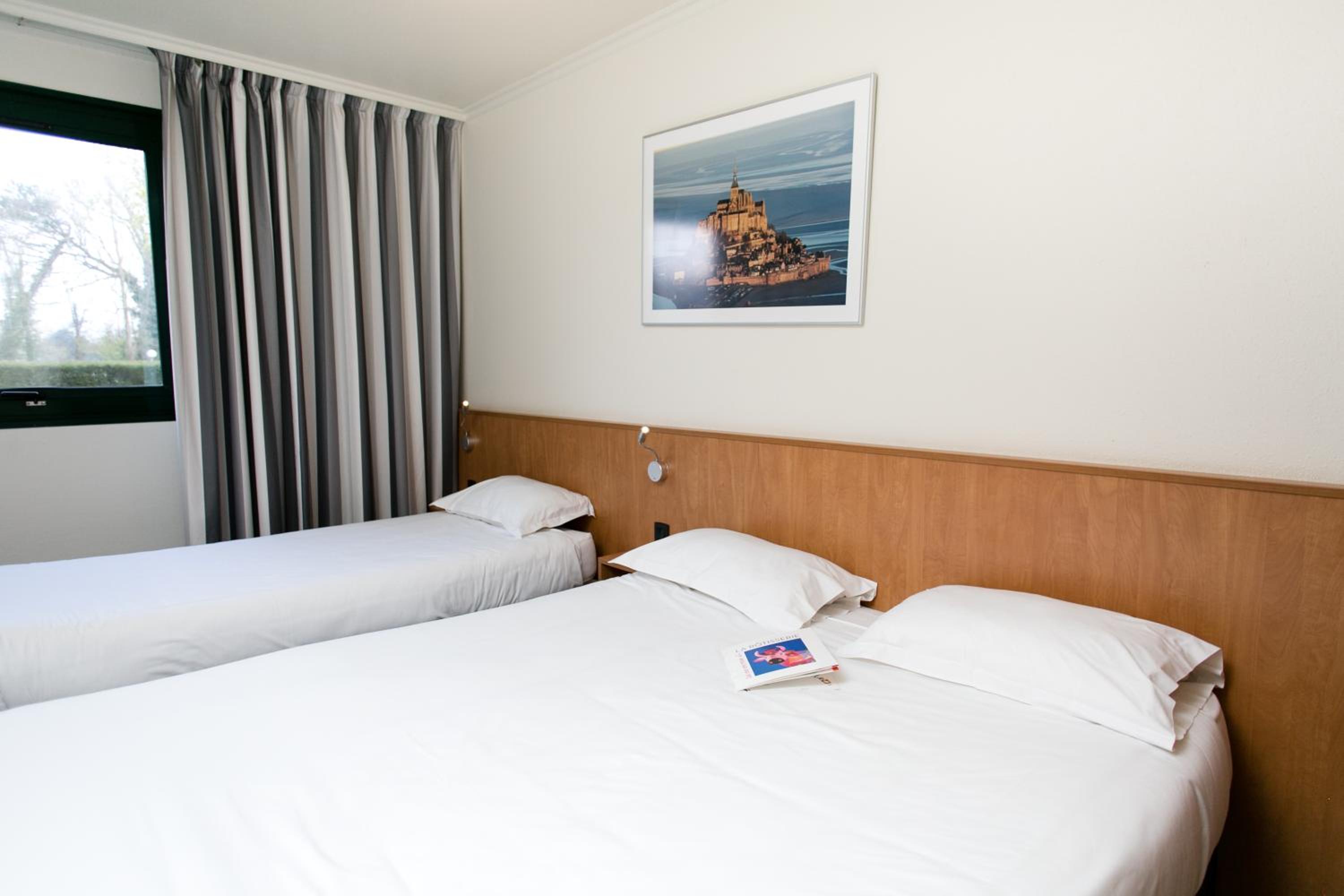 Triple Room (1 Double Bed + 1 Single Bed) - Photo 9