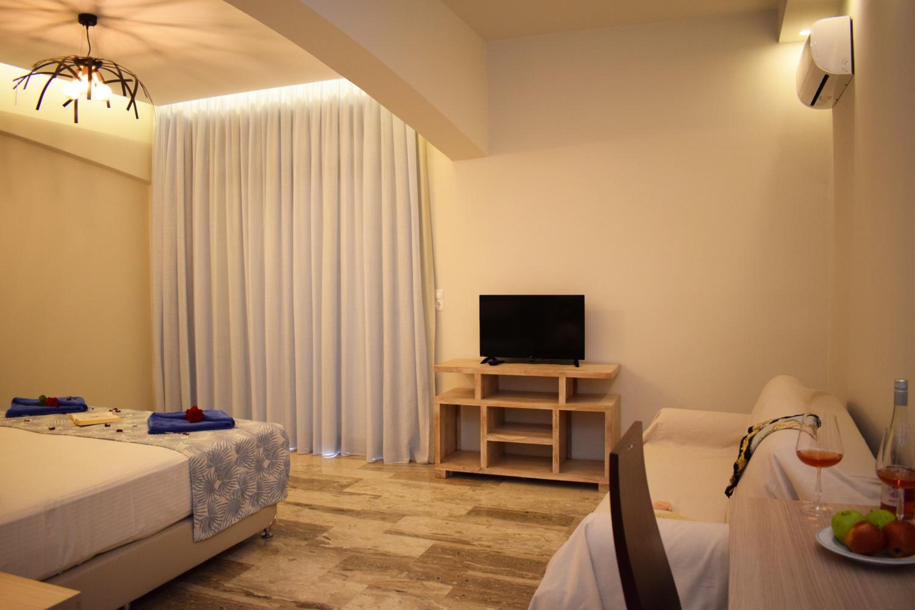 Junior Suite with Pool View photo 2