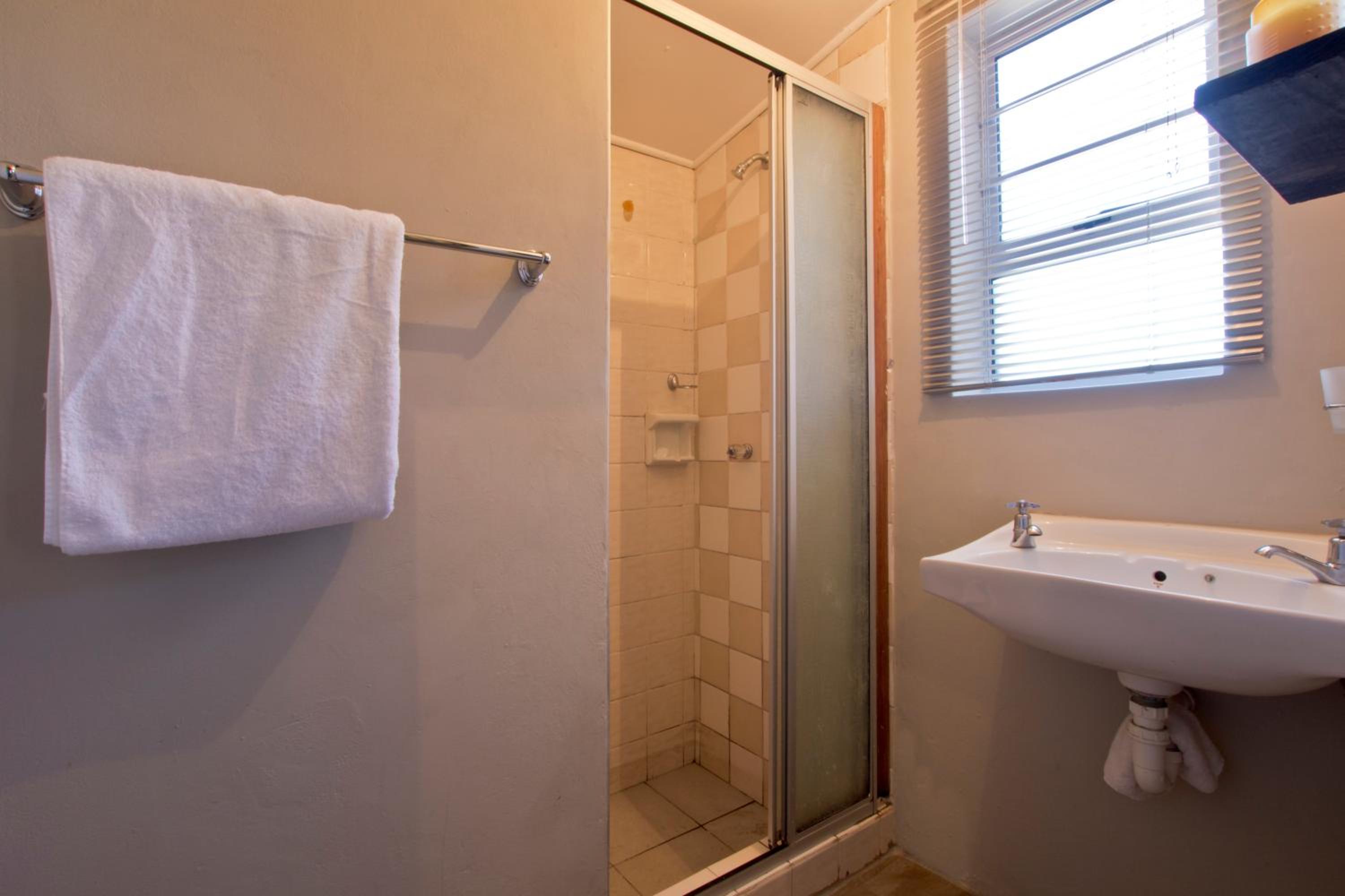 Twin Room - Photo 13