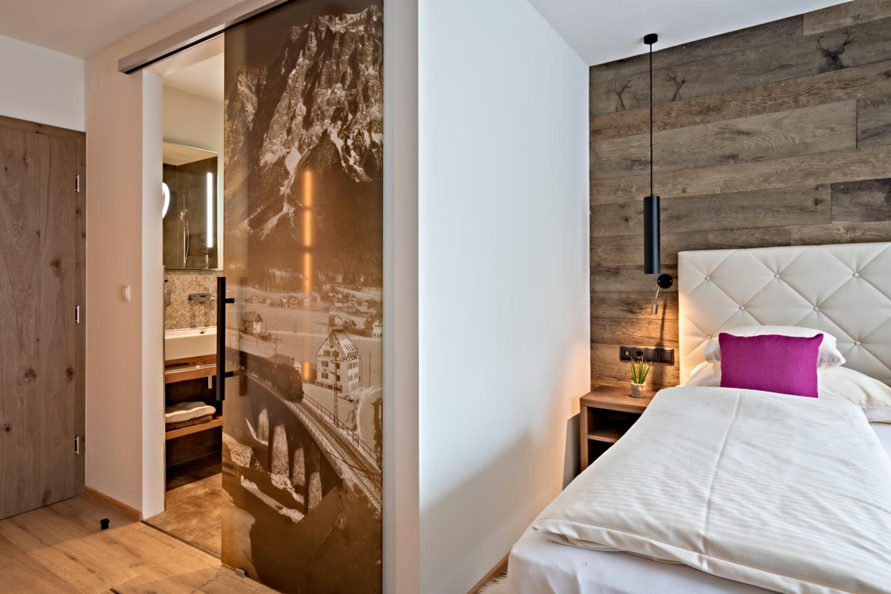 Deluxe Double Room - Photo 13