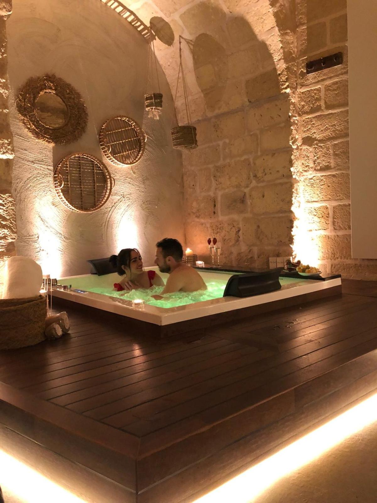 King Suite with Spa Bath - Photo 5