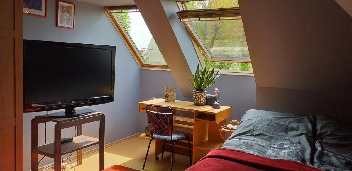 Budget Double or Twin Room with Shared Bathroom photo 2