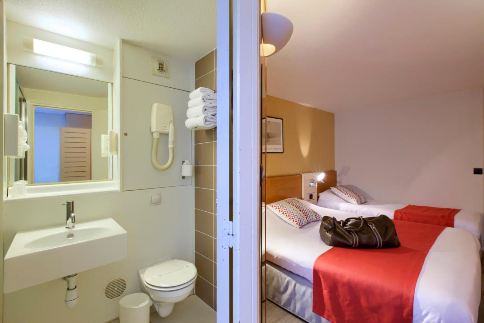 Triple Room (1 Double Bed + 1 Single Bed) - Photo 5