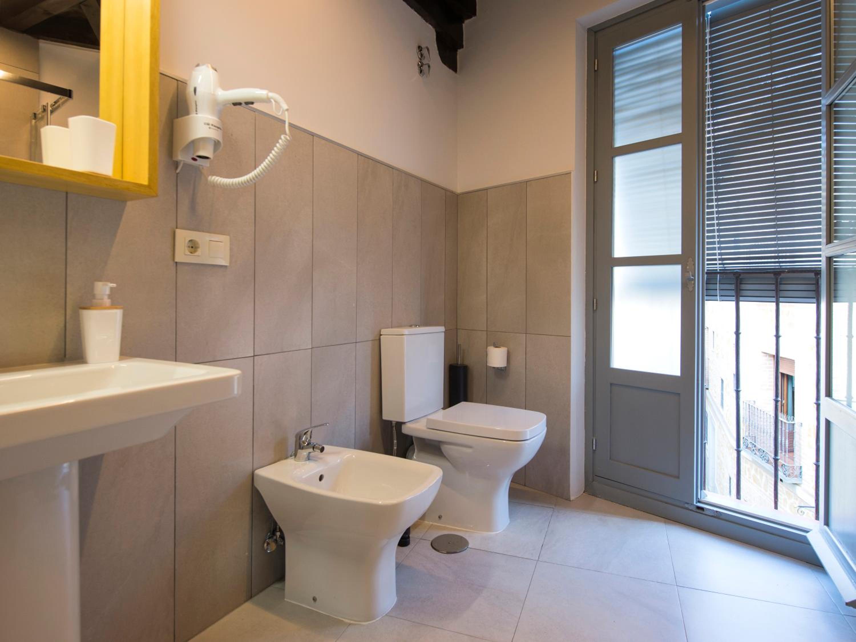 One-Bedroom Apartment - Photo 2