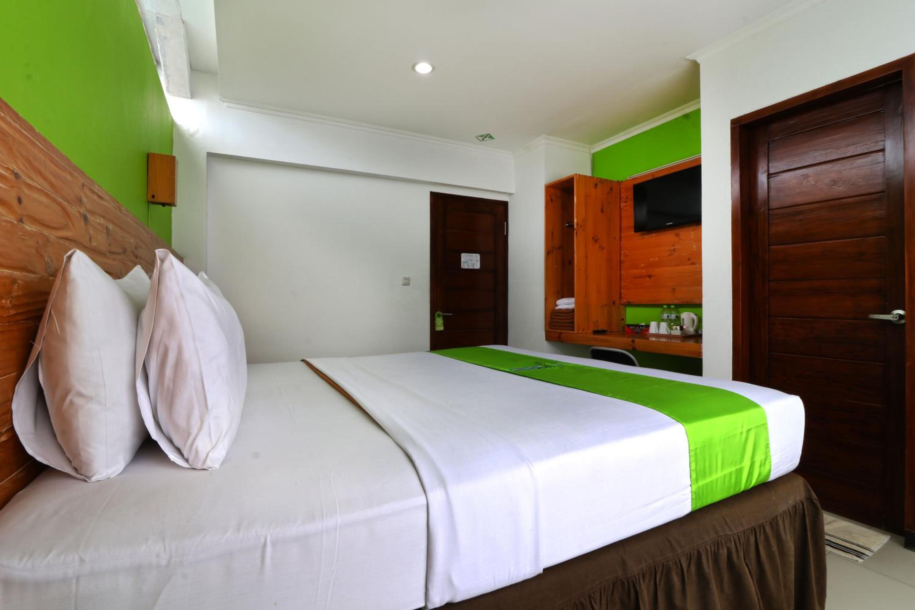 Deluxe King Room - Photo 7