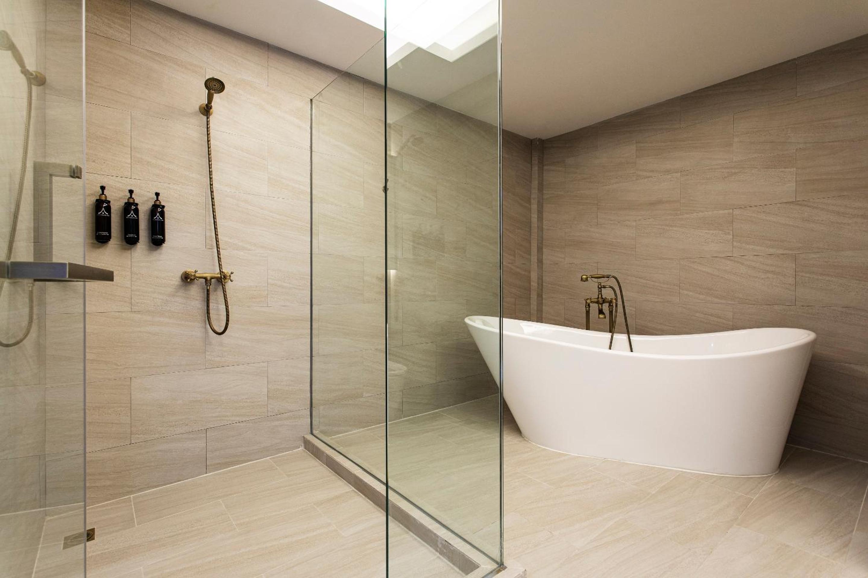 Deluxe Twin or King with Bathtub - Photo 9