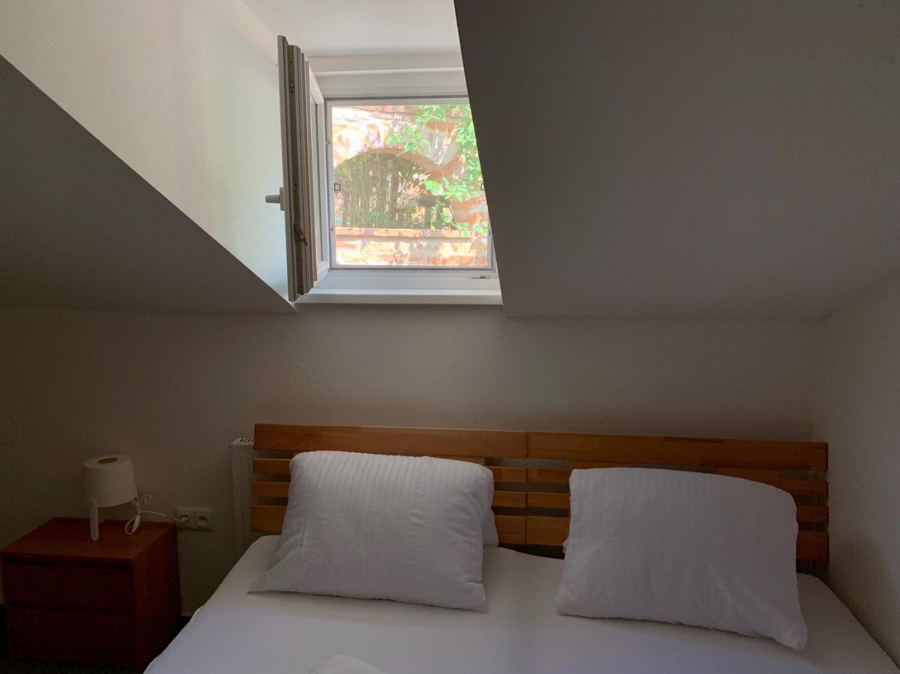 Standard Twin Room - Photo 4