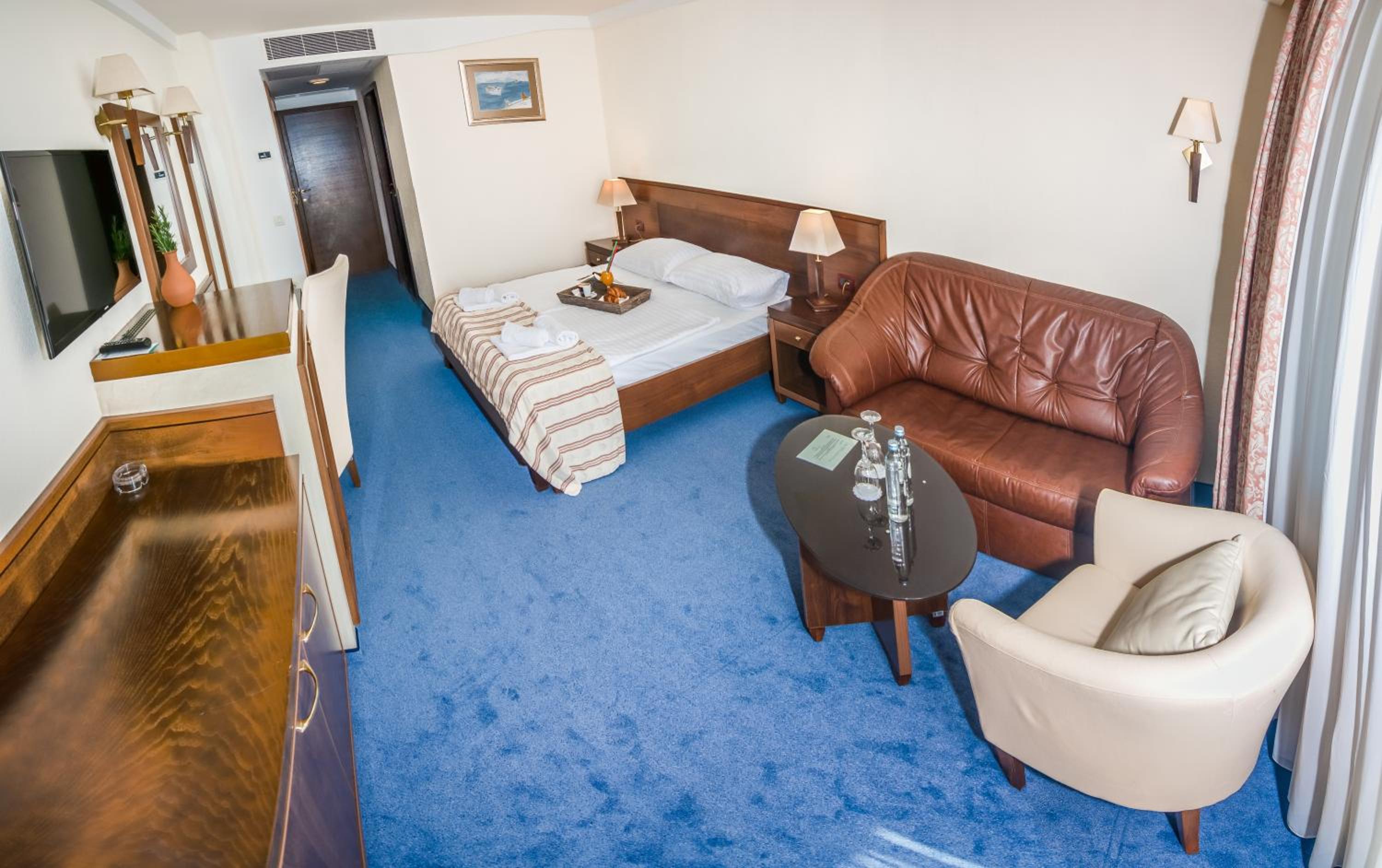 Family Room with Balcony and Sea View - Photo 8