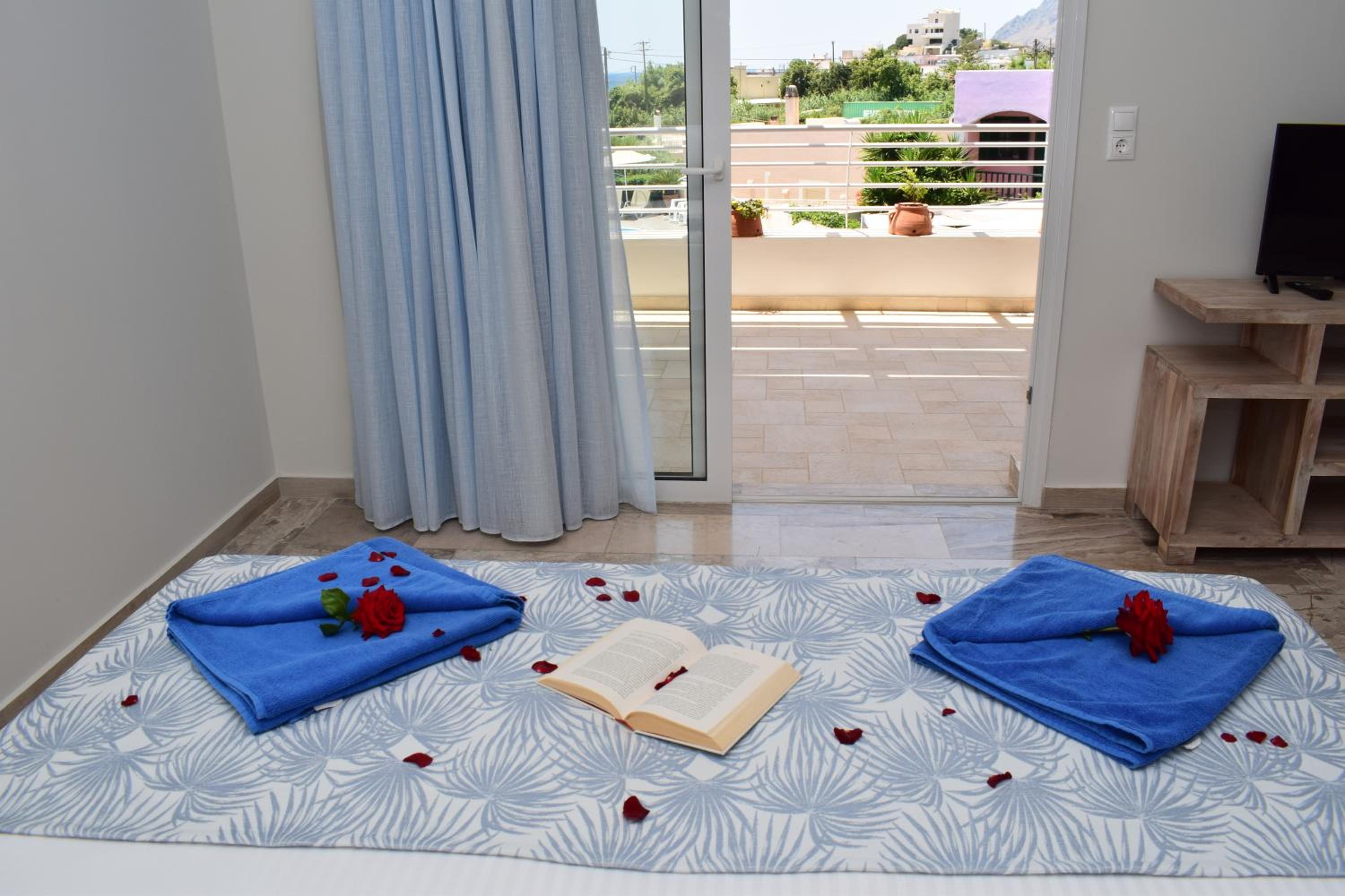 Junior Suite with Pool View photo 3