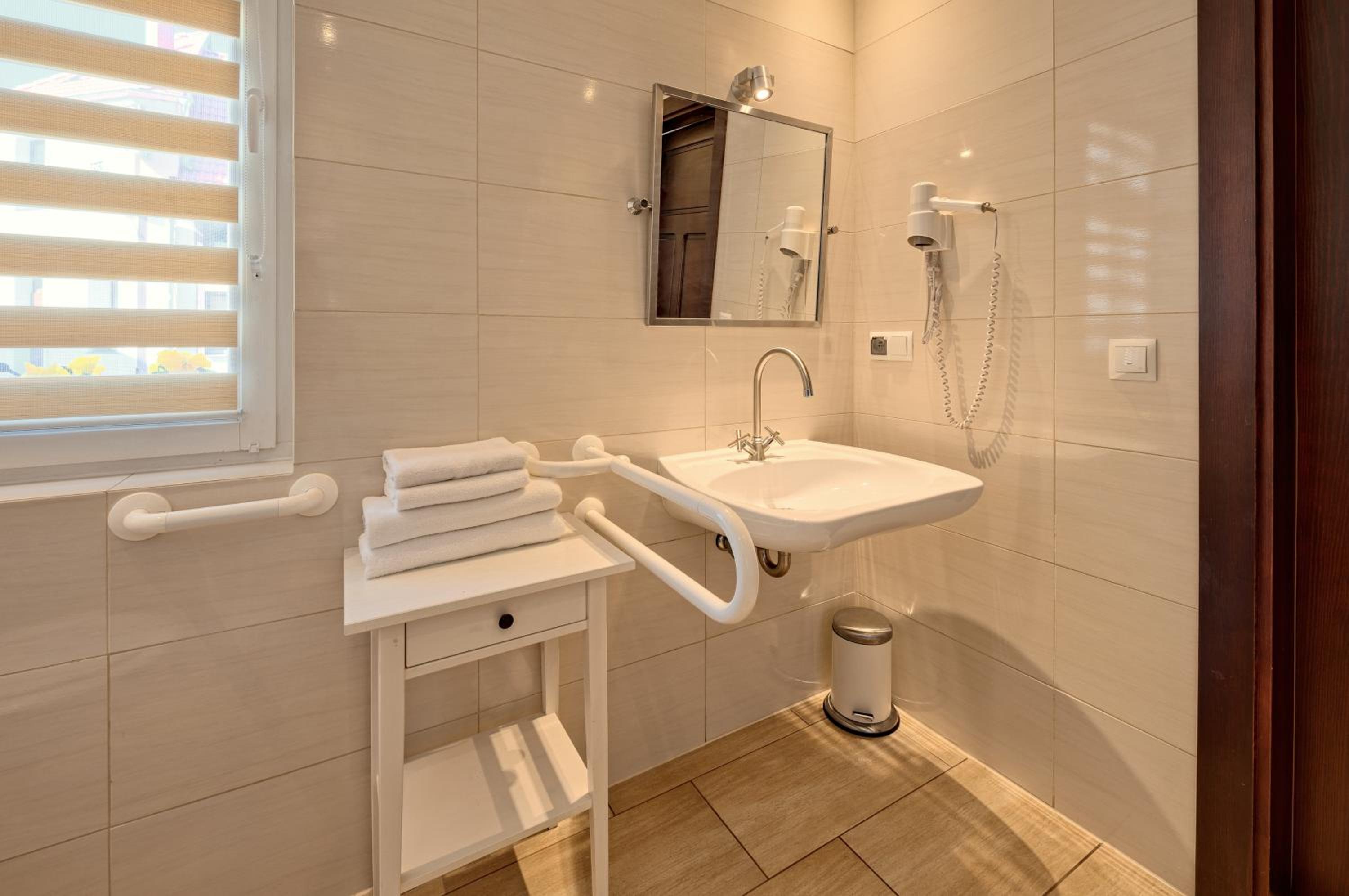 Quadruple Room - Disability Access photo 2