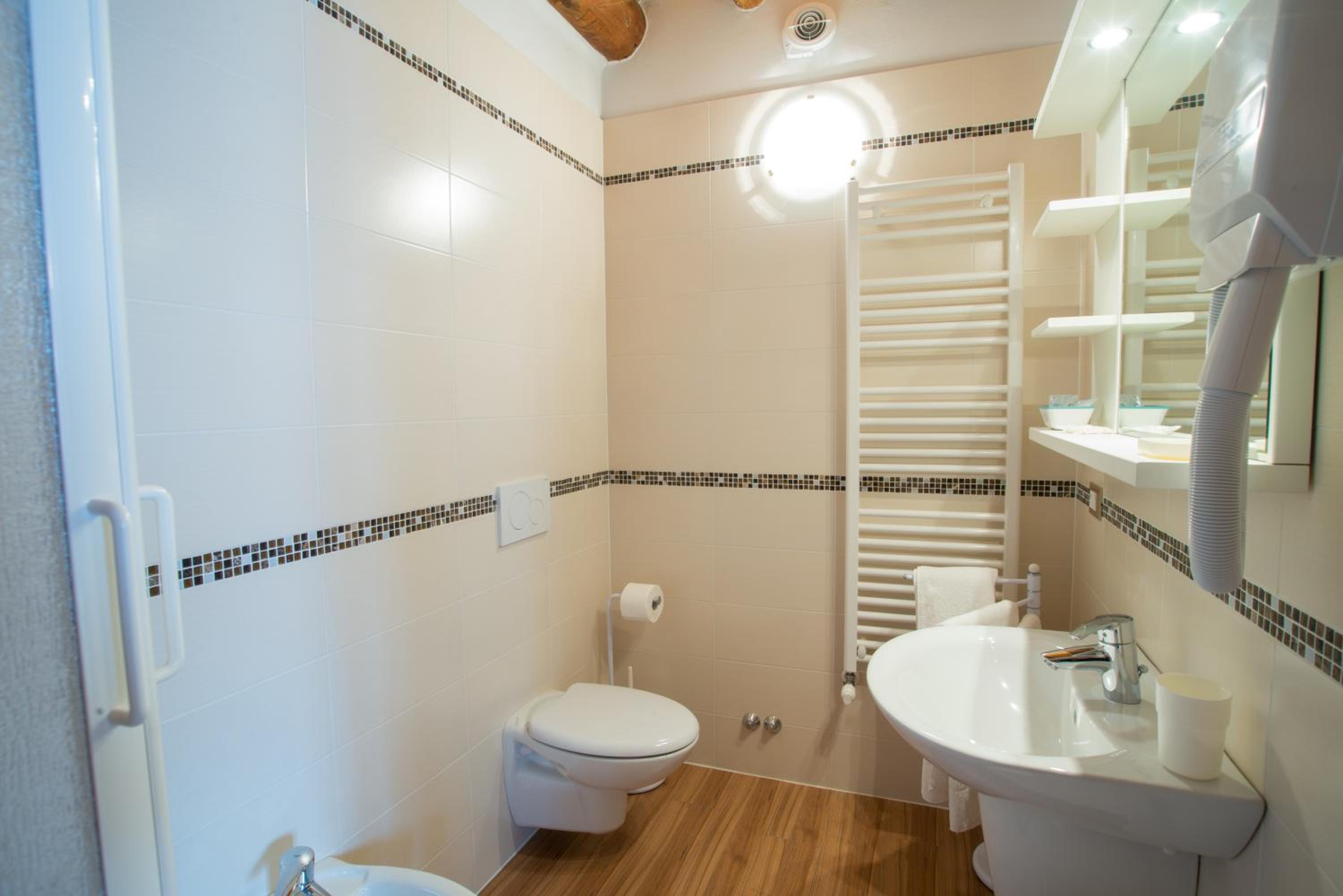 Deluxe Room (2 Adults + 1 Child) photo 3