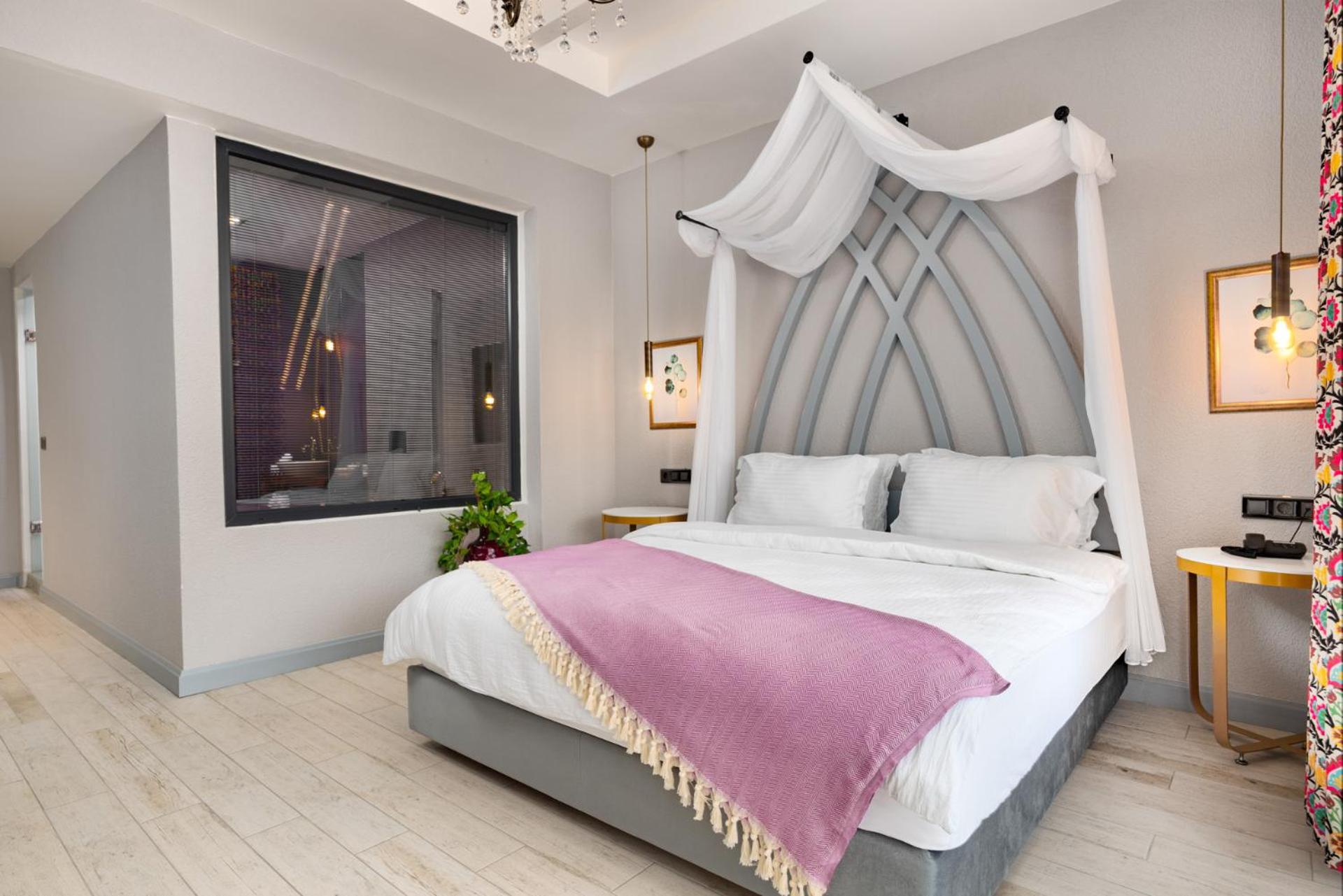 King Room with Bath and Mountain View