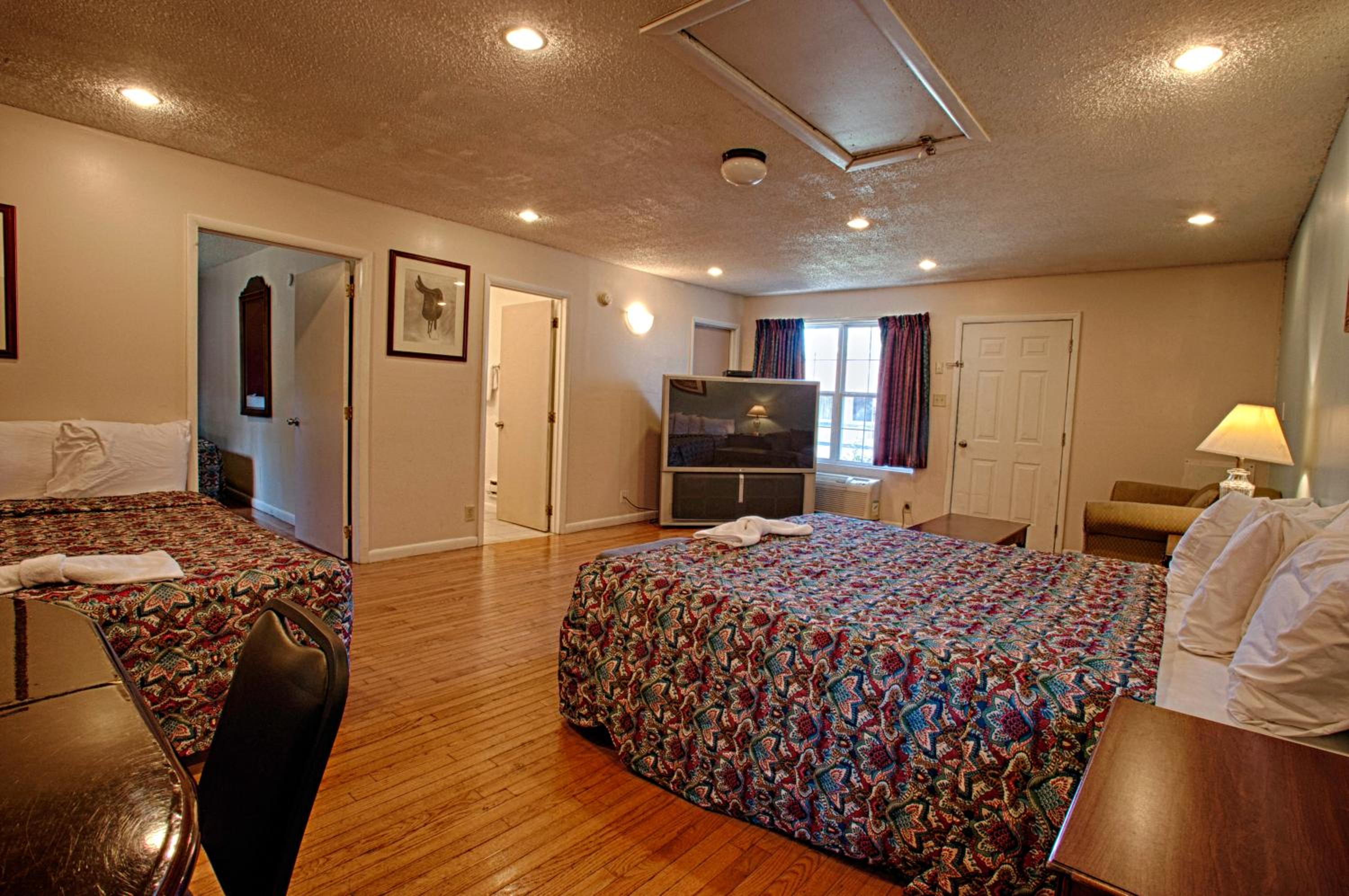 Two-Bedroom Suite - Photo 2