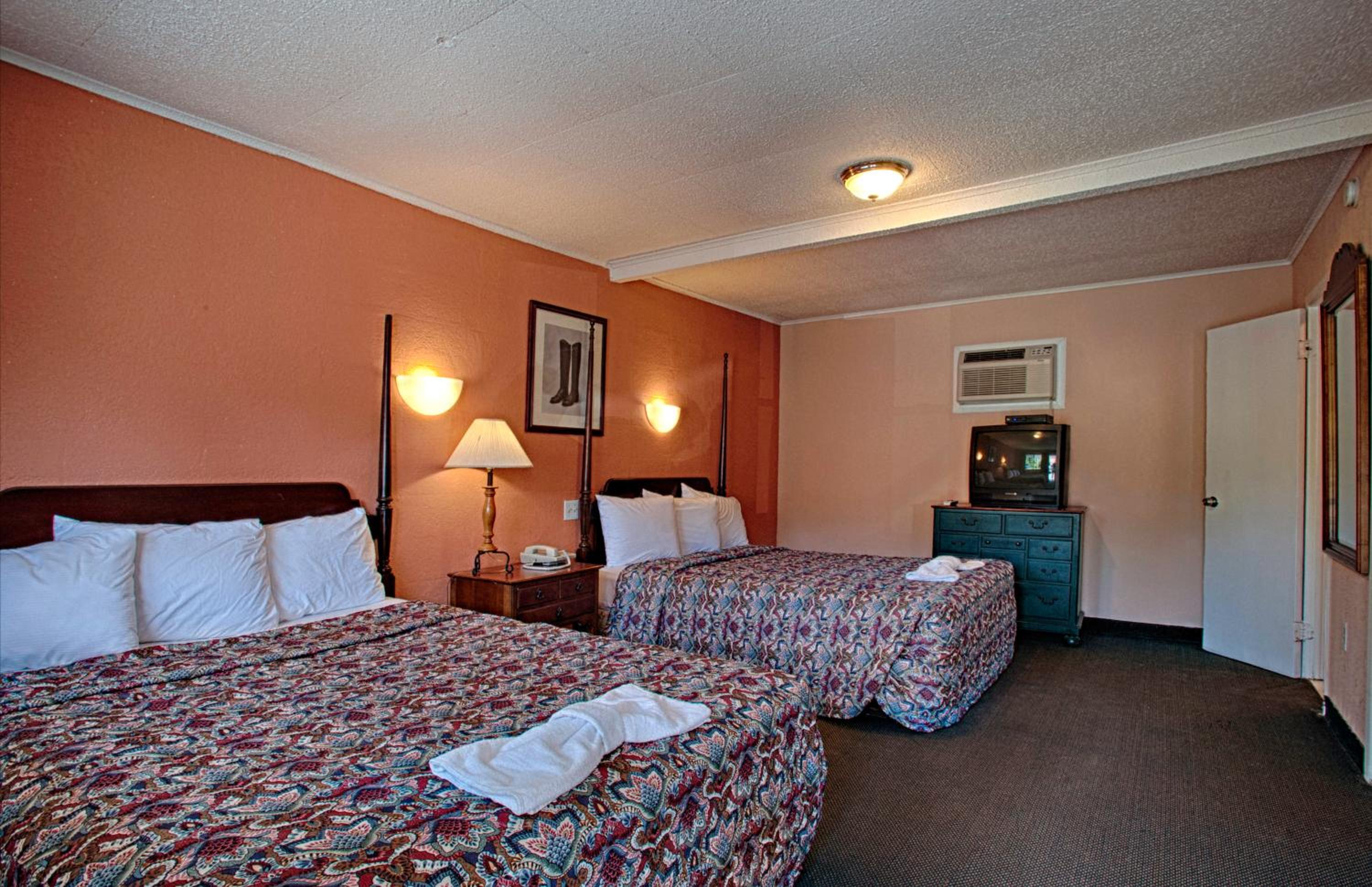 Queen Room with Two Queen Beds - Non-Smoking - Photo 1