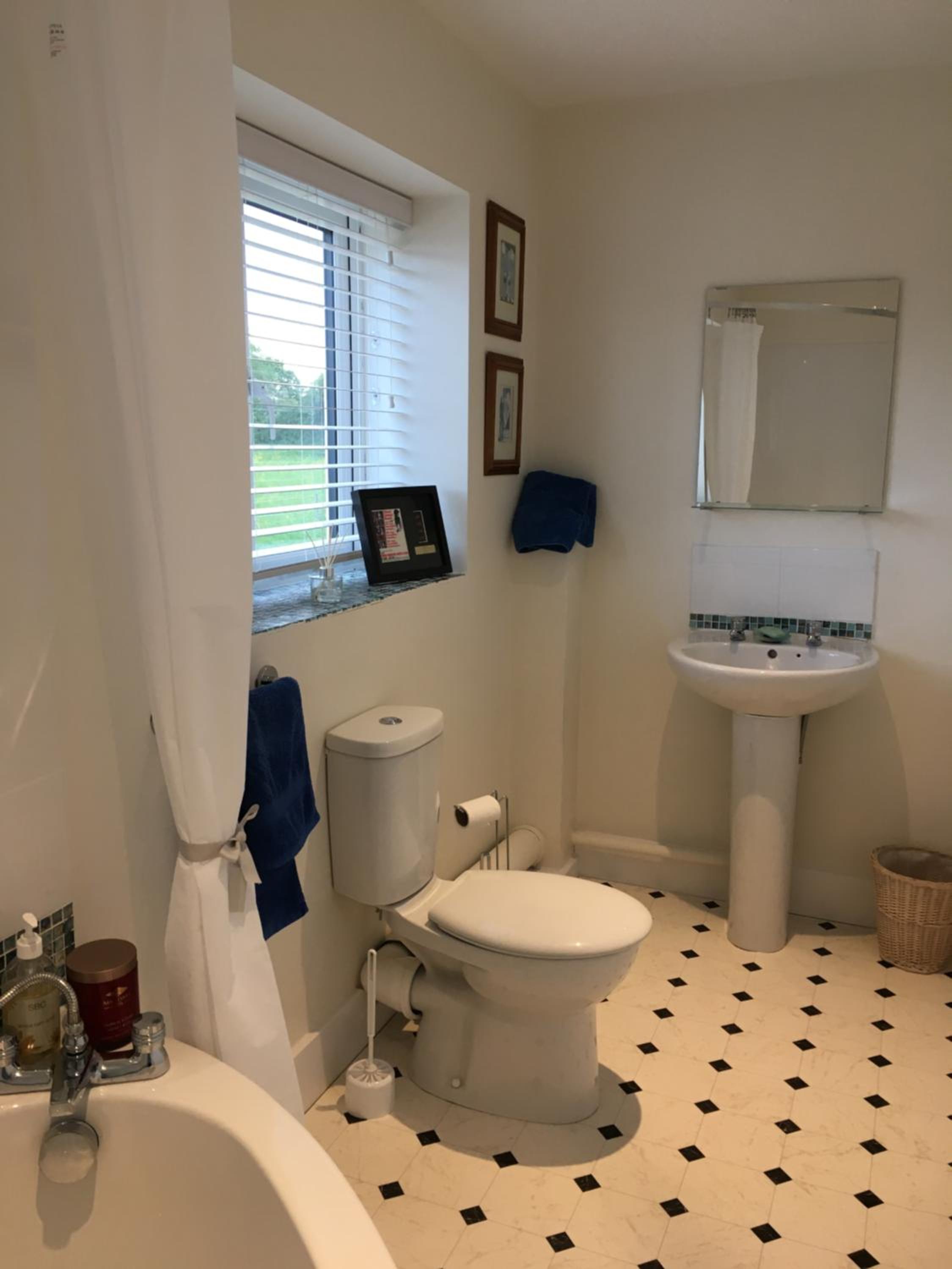 Double Room with Private External Bathroom - Photo 4