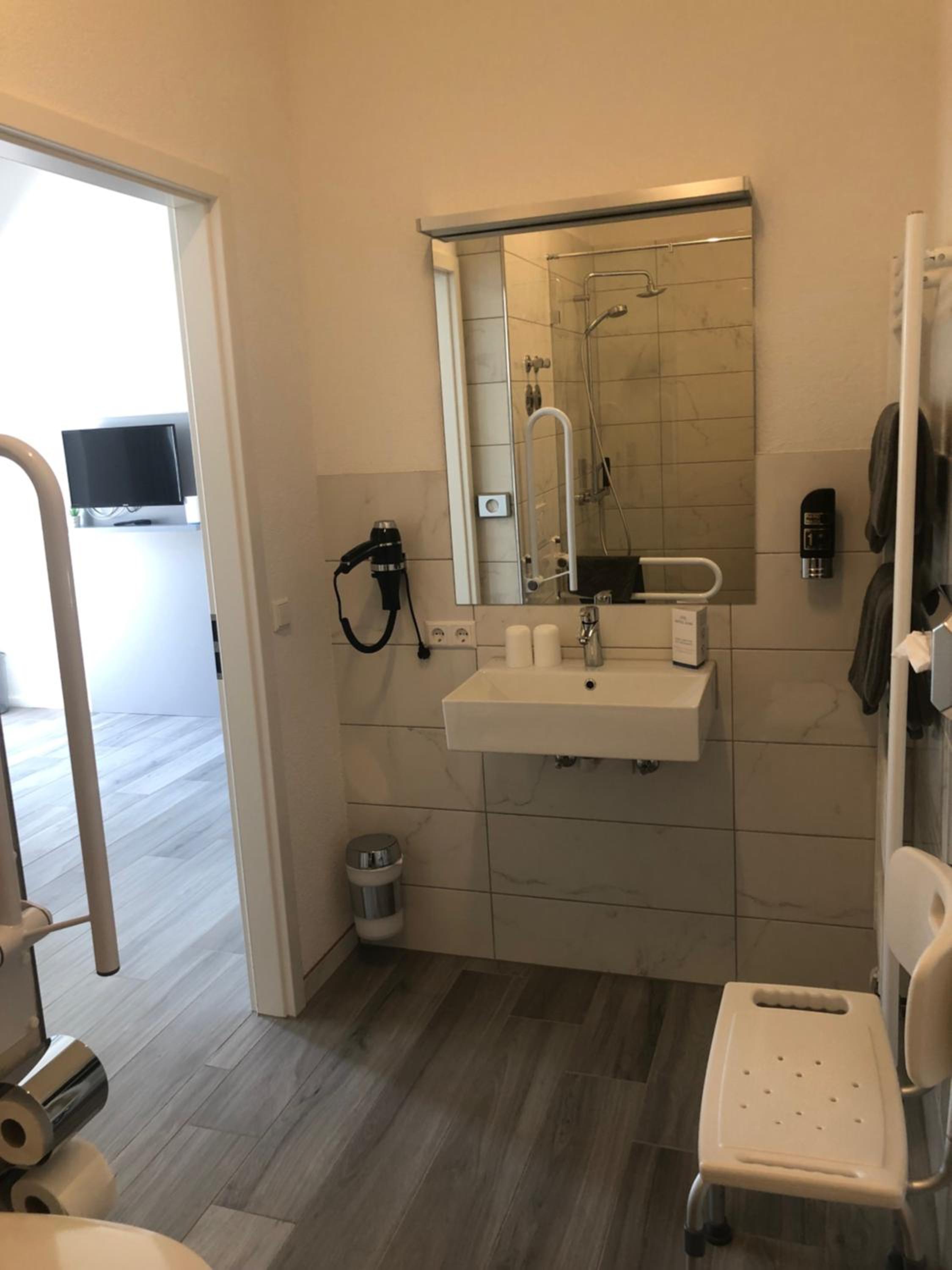 Double Room Ground Floor - Disability Access - Photo 6