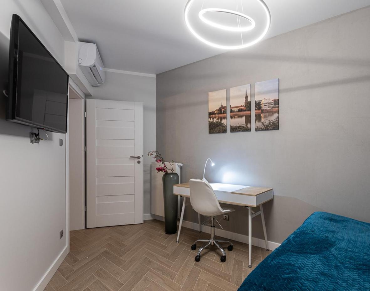 Apartment with Balcony - Photo 3