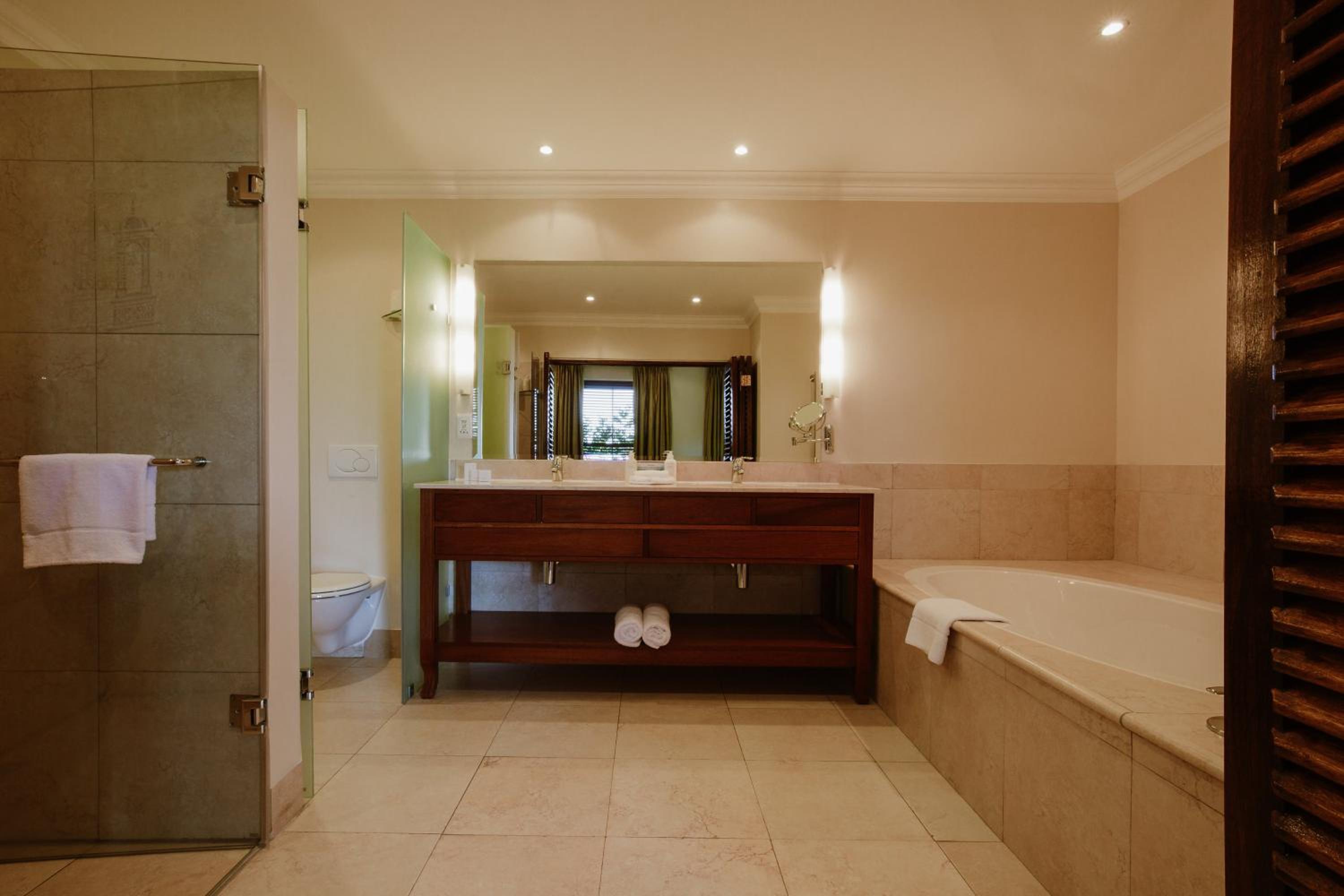 Executive Room - Photo 6